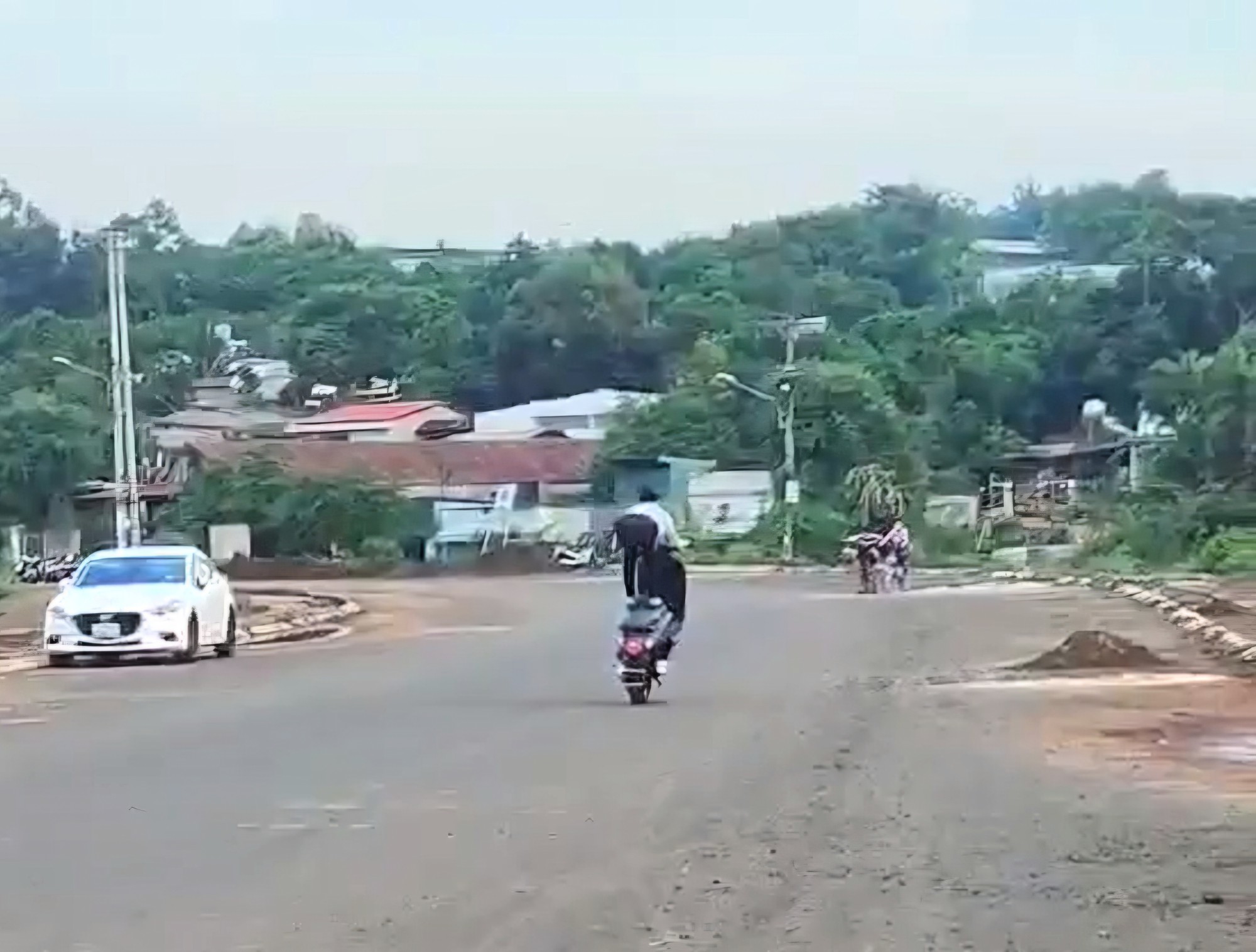 Xác minh clip nam thanh niên đứng trên yên, bốc đầu xe máy ở Buôn Ma Thuột- Ảnh 1.