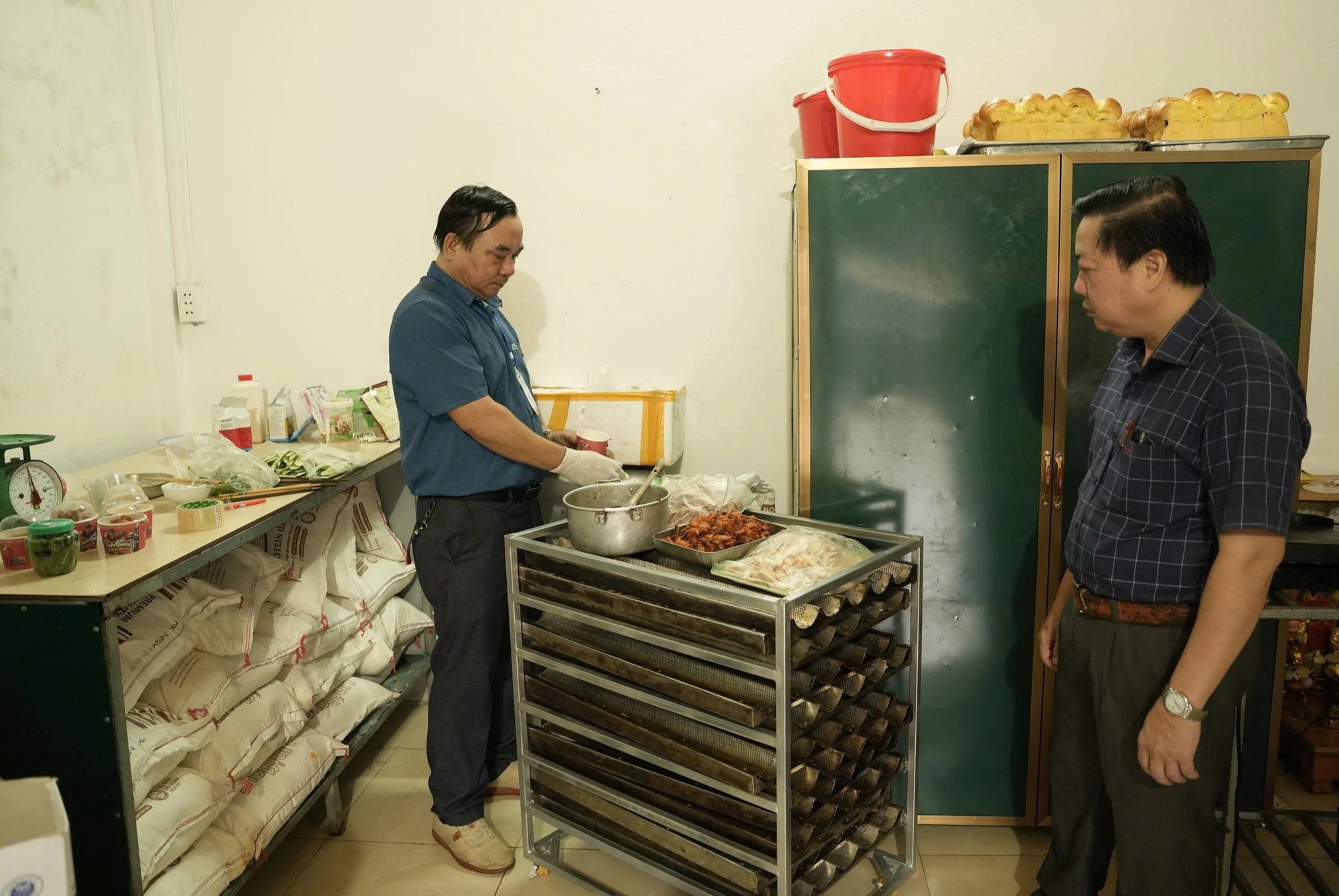 Quảng Trị: Hơn 40 người có biểu hiện ngộ độc sau khi ăn bánh mì - Ảnh 2.