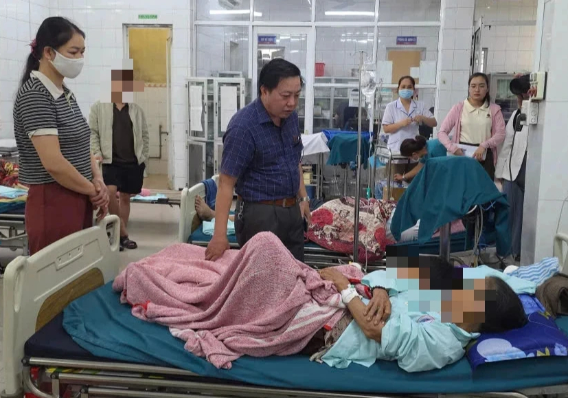 Quảng Trị: Hơn 40 người có biểu hiện ngộ độc sau khi ăn bánh mì - Ảnh 1.