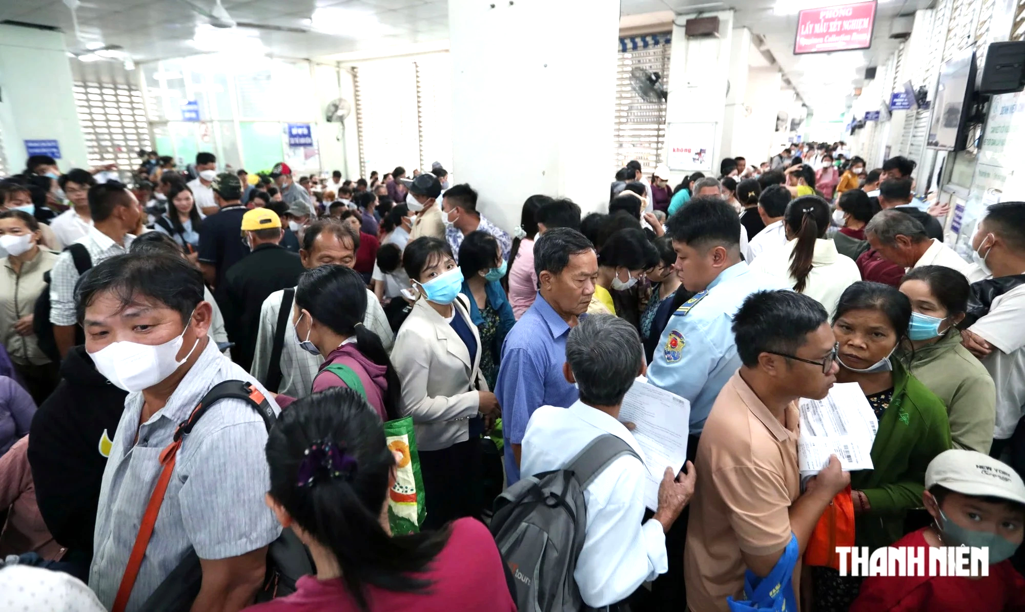 Cảnh người bệnh chen chúc khám bệnh ở Bệnh viện Chợ Rẫy - Ảnh 1.