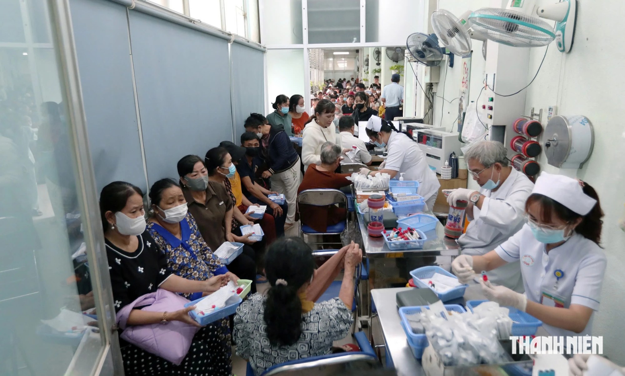 Cảnh người bệnh chen chúc khám bệnh ở Bệnh viện Chợ Rẫy - Ảnh 10.