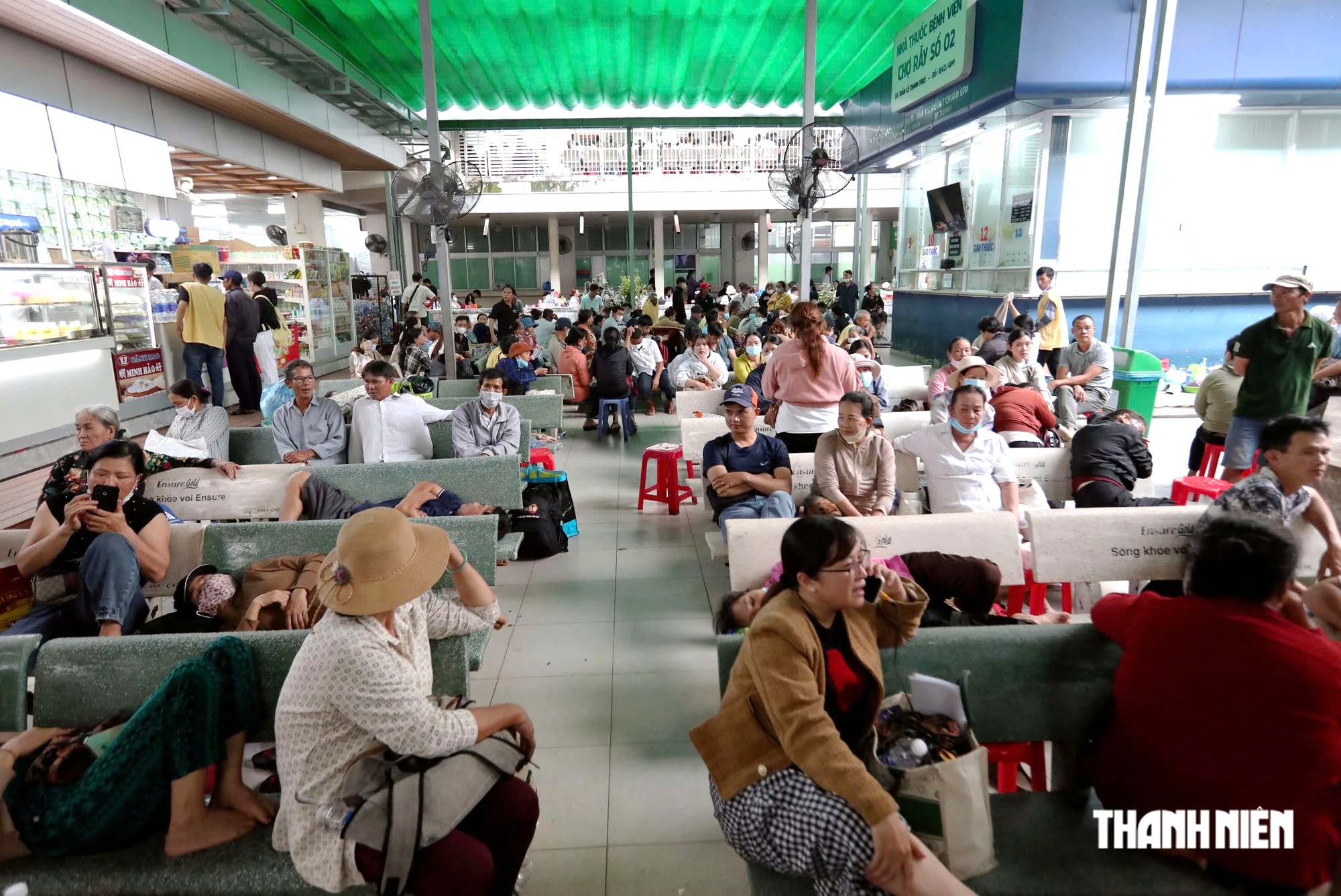 Cảnh người bệnh chen chúc khám bệnh ở Bệnh viện Chợ Rẫy - Ảnh 7.