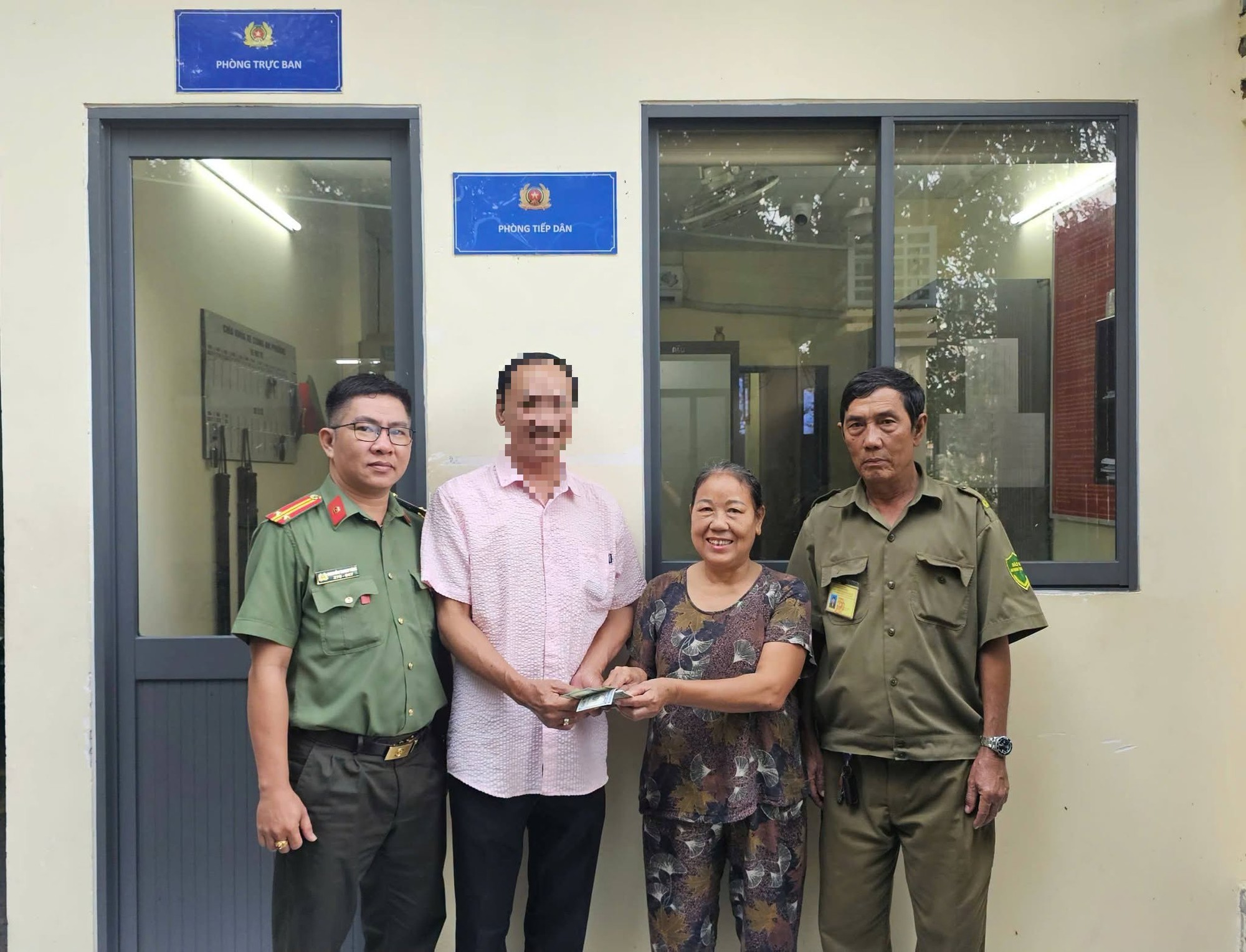 Người phụ nữ nhặt ve chai nhặt được của rơi trả lại cho Việt kiều - Ảnh 2.