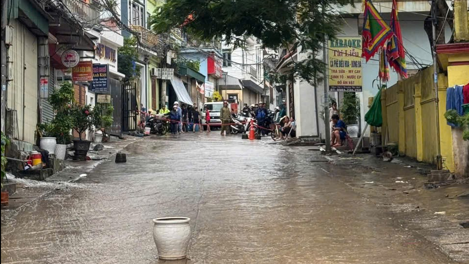Mưa lớn kéo dài: 2 nhà dân bị sạt lở khiến 60 người phải sơ tán - Ảnh 2.