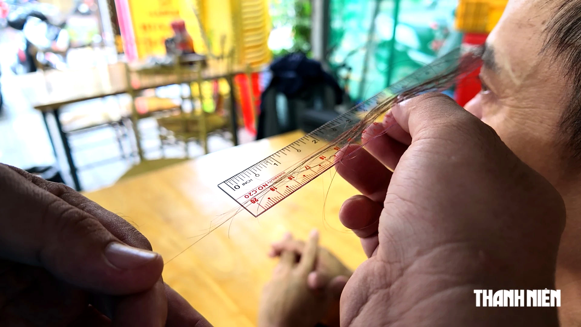 Độc lạ: &Ocirc;ng chủ qu&aacute;n sở hữu cặp l&ocirc;ng m&agrave;y d&agrave;i hơn 20 cm- Ảnh 2.
