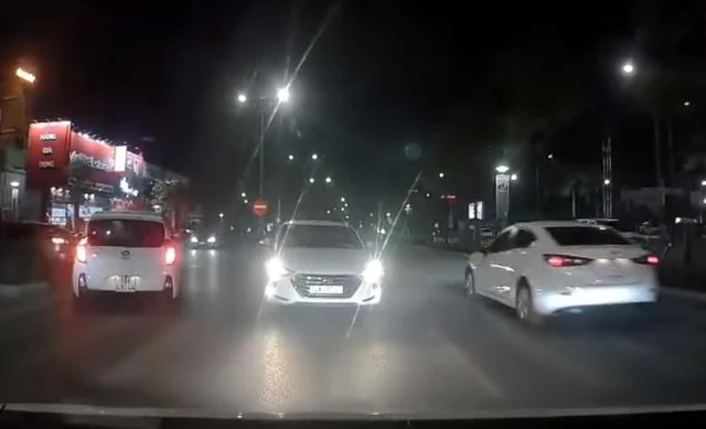 Lái ô tô trong phố ban đêm, khi nào bắt buộc phải tắt đèn pha? - Ảnh 1.