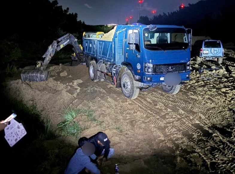 Tuần tra đêm, công an phát hiện nhiều đối tượng lén lút khai thác đất cát - Ảnh 2.