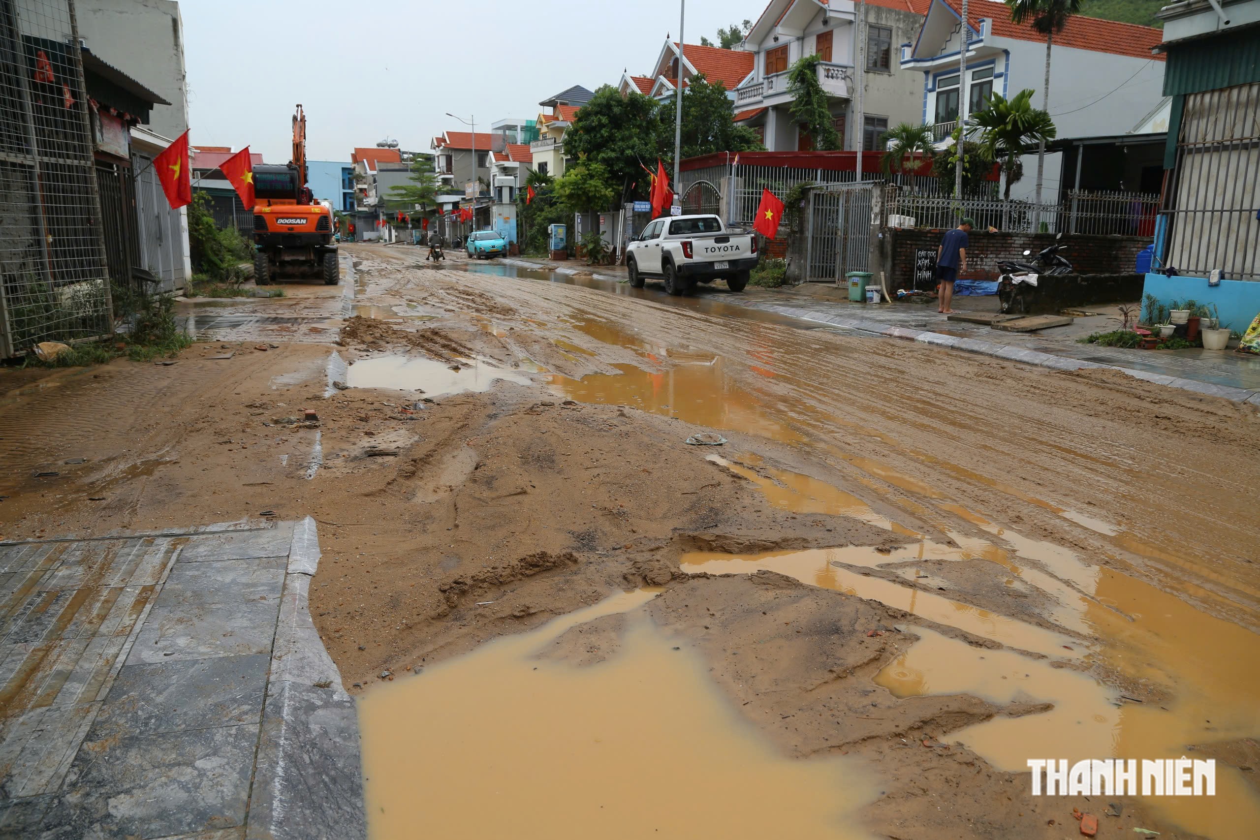 Mưa 1 tiếng, b&ugrave;n nh&atilde;o tr&agrave;n xuống khu d&acirc;n cư ở Quảng Ninh  - Ảnh 1.