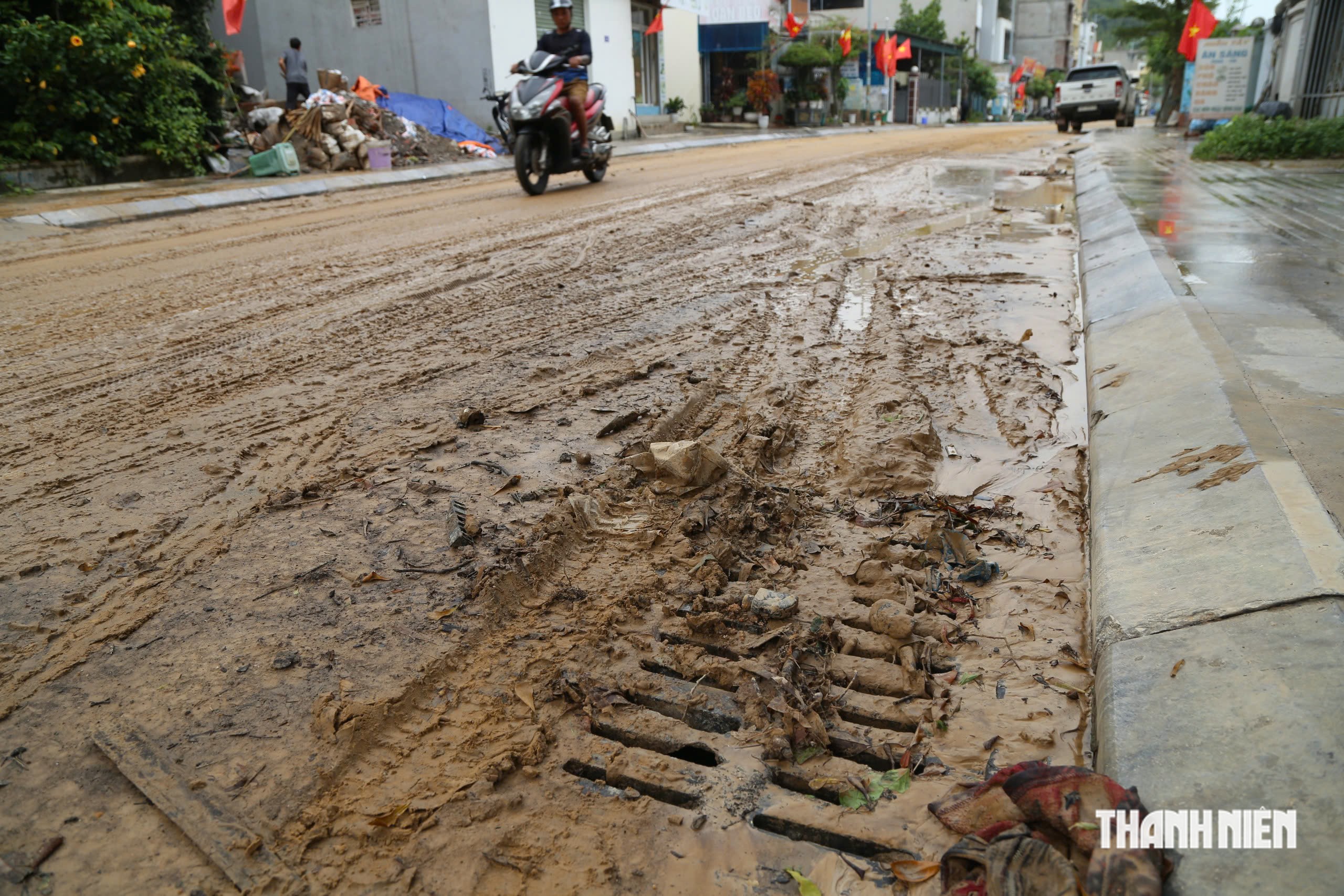 Mưa 1 tiếng, b&ugrave;n nh&atilde;o tr&agrave;n xuống khu d&acirc;n cư ở Quảng Ninh  - Ảnh 5.