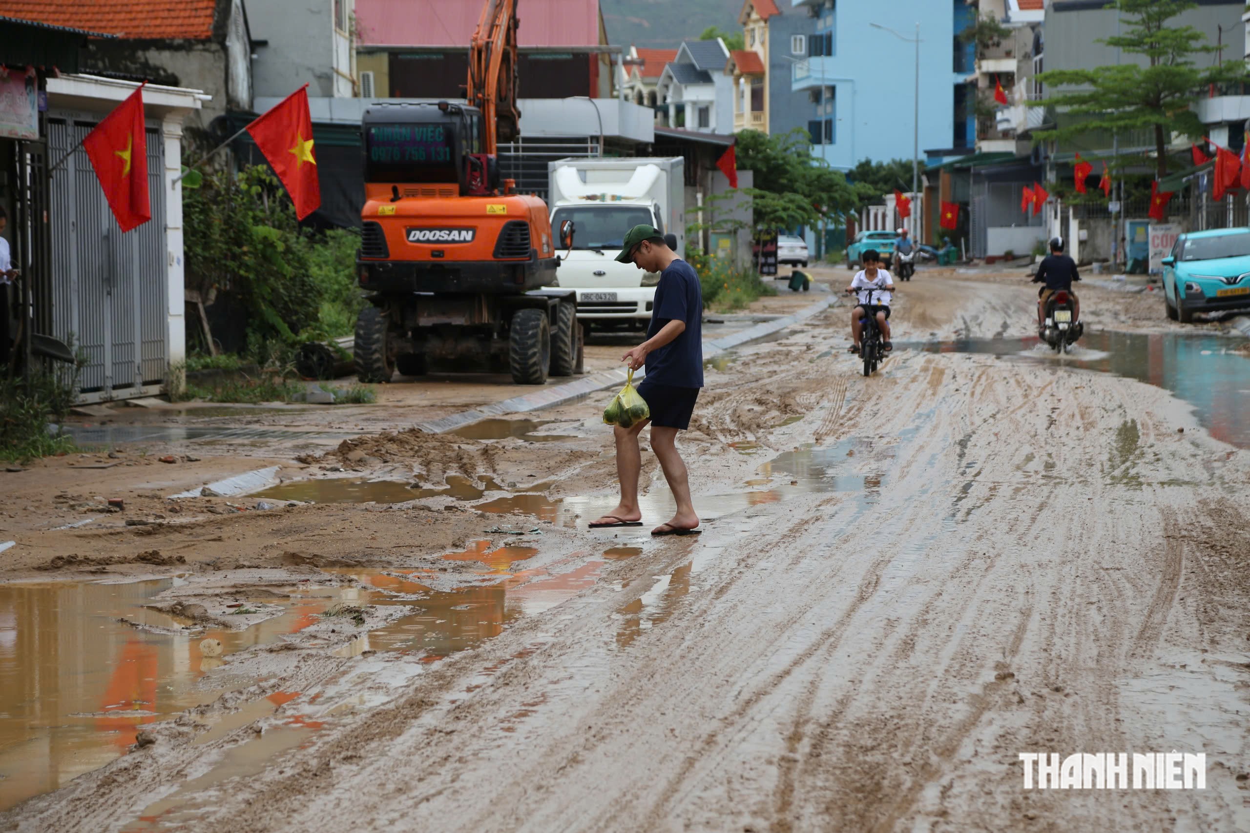 Mưa 1 tiếng, b&ugrave;n nh&atilde;o tr&agrave;n xuống khu d&acirc;n cư ở Quảng Ninh  - Ảnh 2.