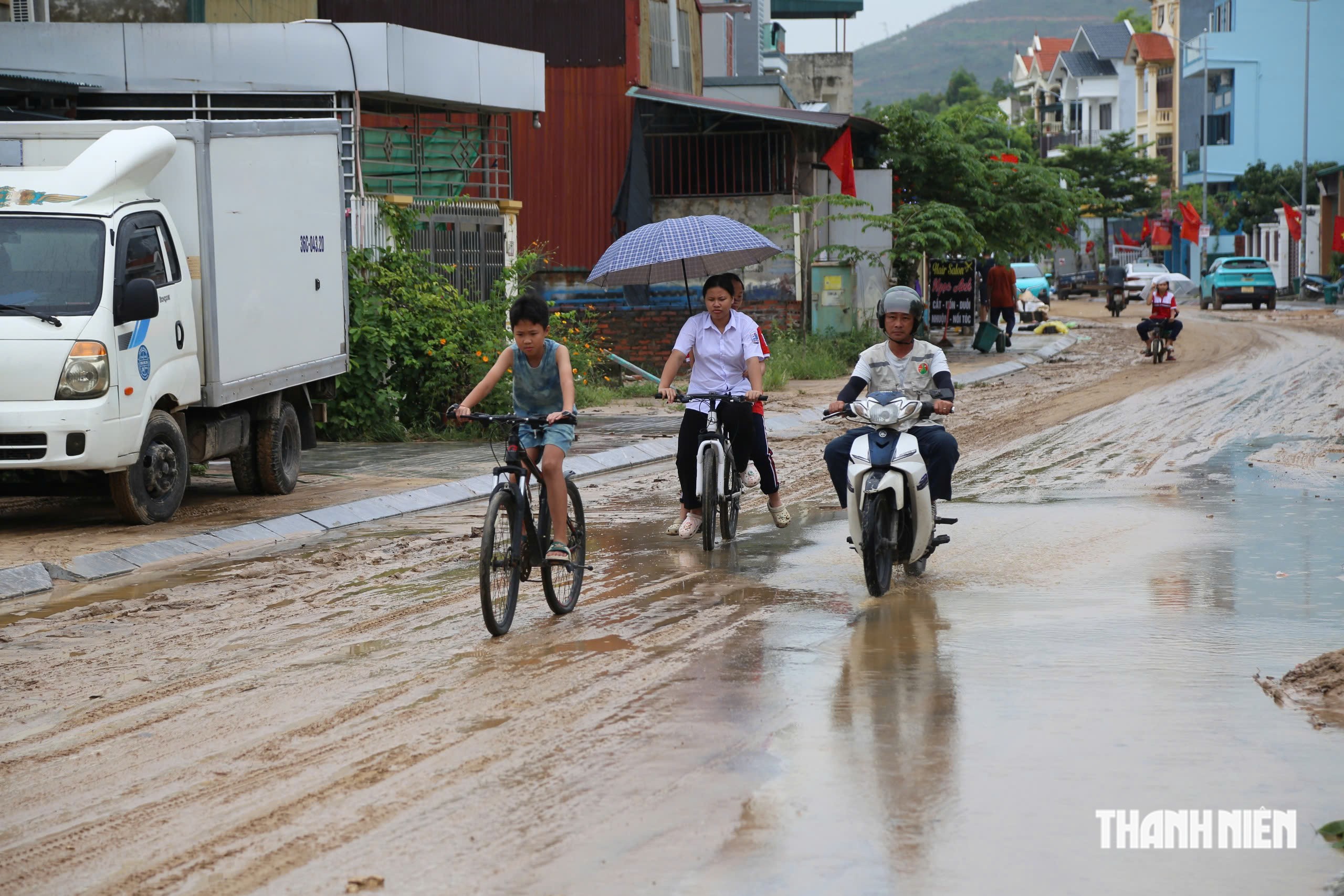 Mưa 1 tiếng, b&ugrave;n nh&atilde;o tr&agrave;n xuống khu d&acirc;n cư ở Quảng Ninh  - Ảnh 3.