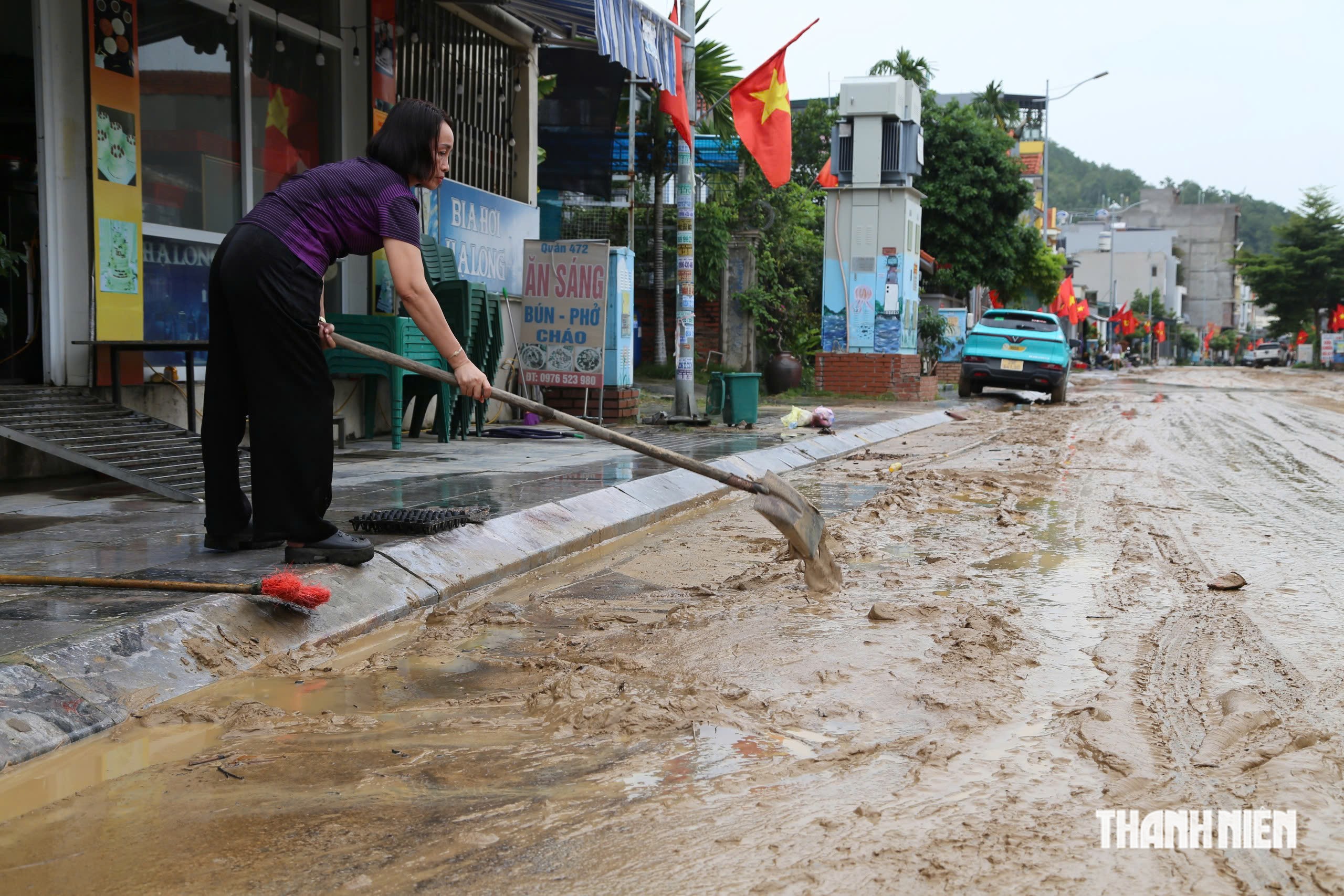 Mưa 1 tiếng, b&ugrave;n nh&atilde;o tr&agrave;n xuống khu d&acirc;n cư ở Quảng Ninh  - Ảnh 6.