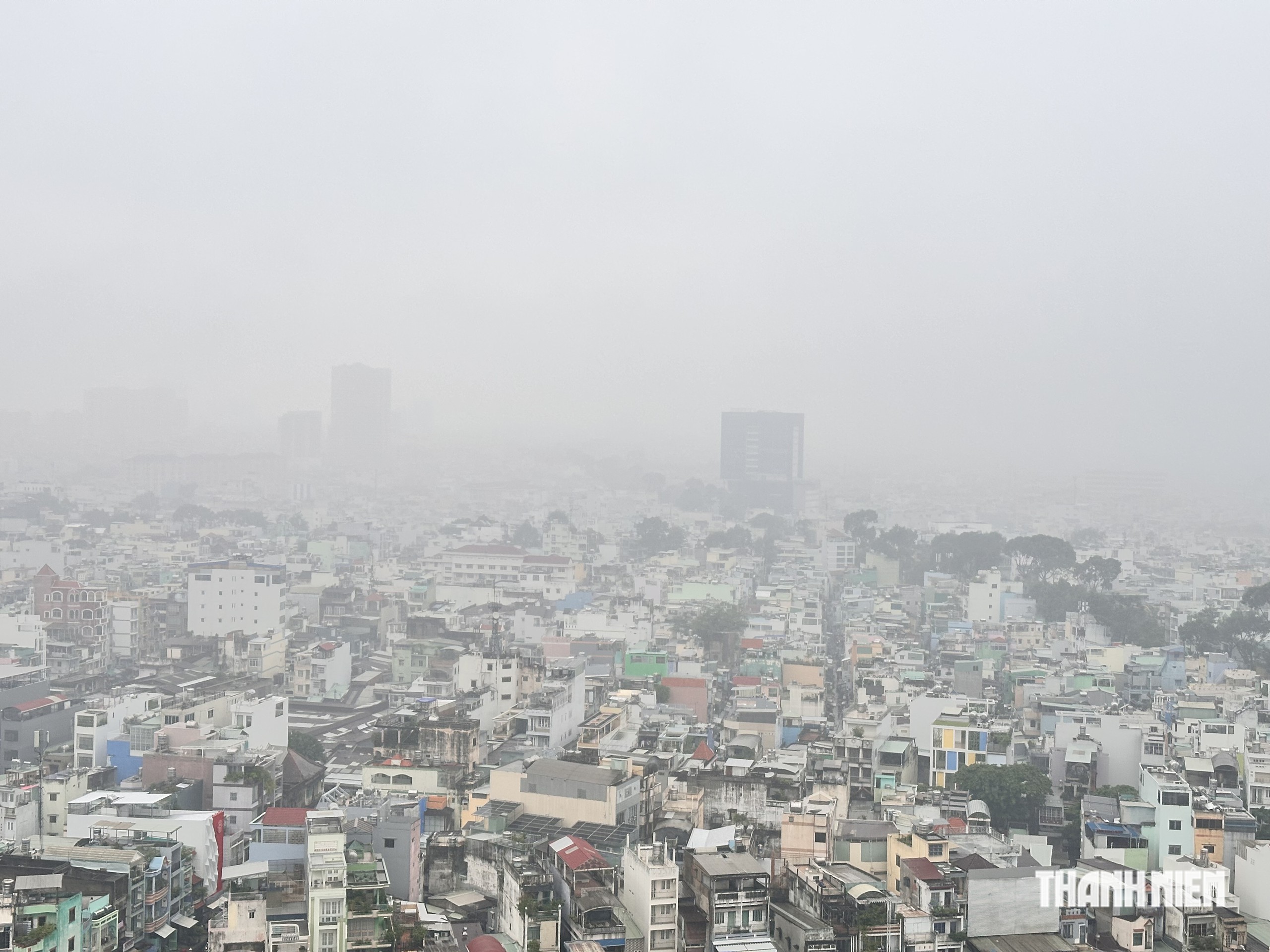 TP.HCM trời mù cả ngày do sương hay ô nhiễm không khí? - Ảnh 2.