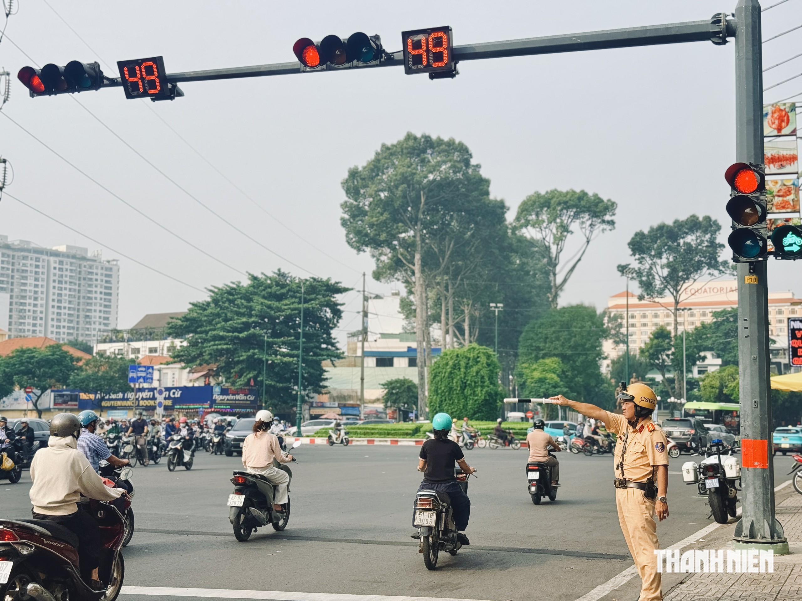 Ngày đầu vòng xoay ngã 6 Cộng Hòa lắp đèn: Xe máy được đi vẫn đứng chờ - Ảnh 4.