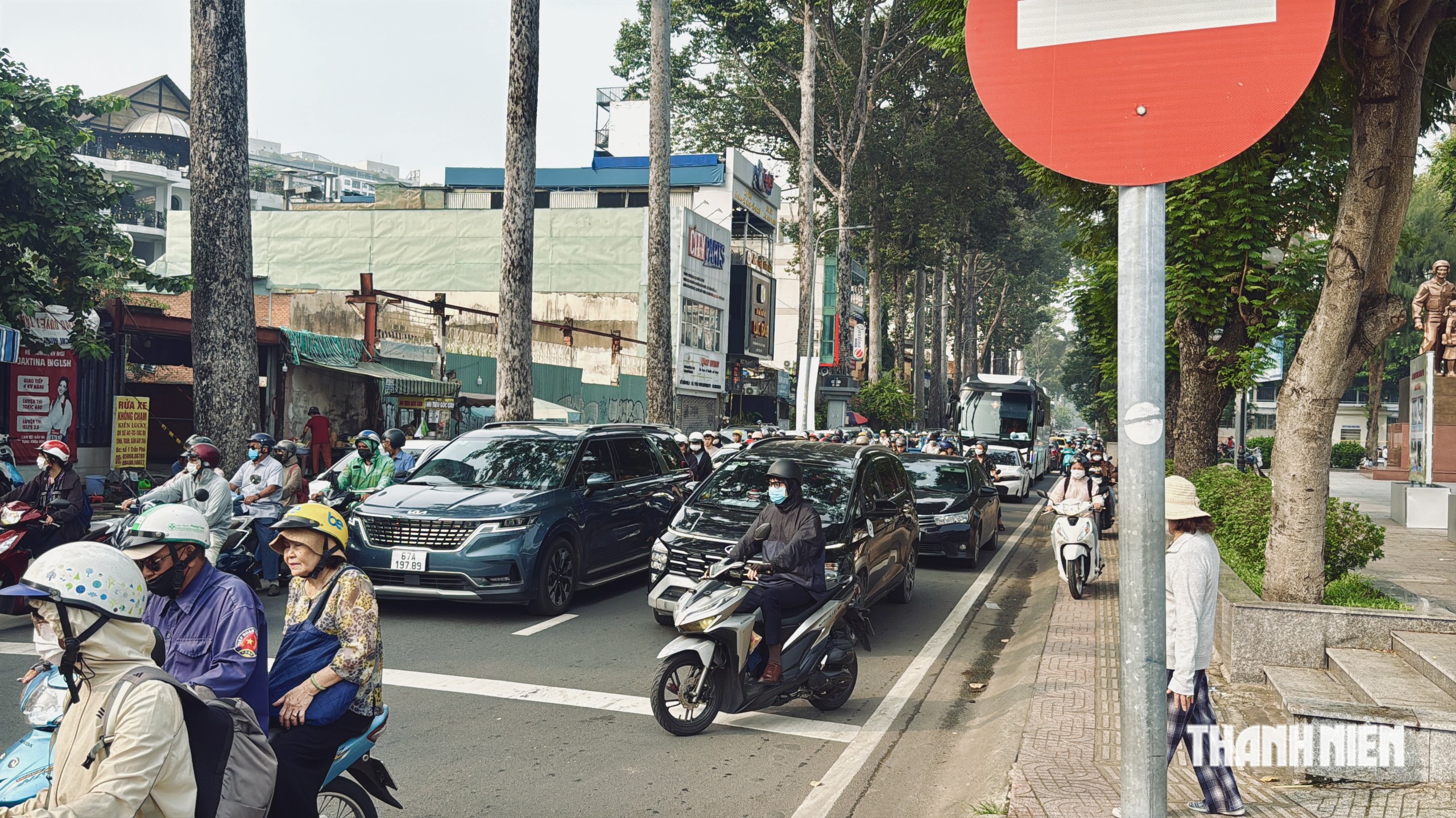 Ngày đầu vòng xoay ngã 6 Cộng Hòa lắp đèn: Xe máy được đi vẫn đứng chờ - Ảnh 2.