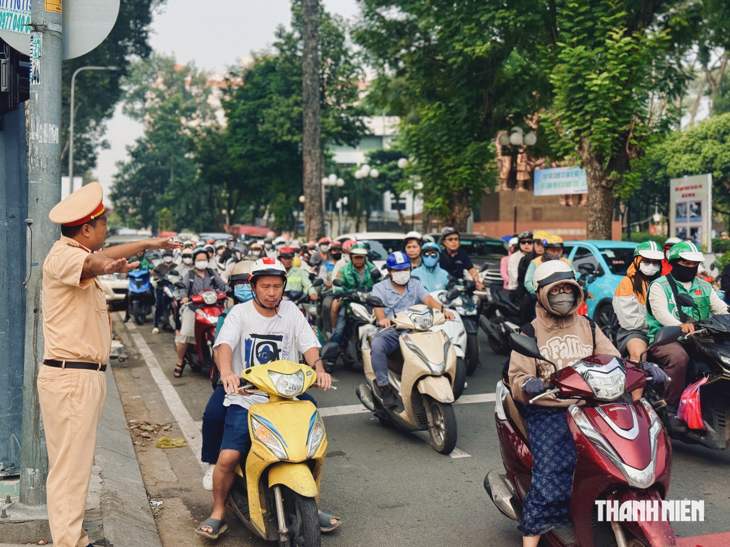 Ngày đầu vòng xoay ngã 6 Cộng Hòa lắp đèn: Xe máy được đi vẫn đứng chờ - Ảnh 9.