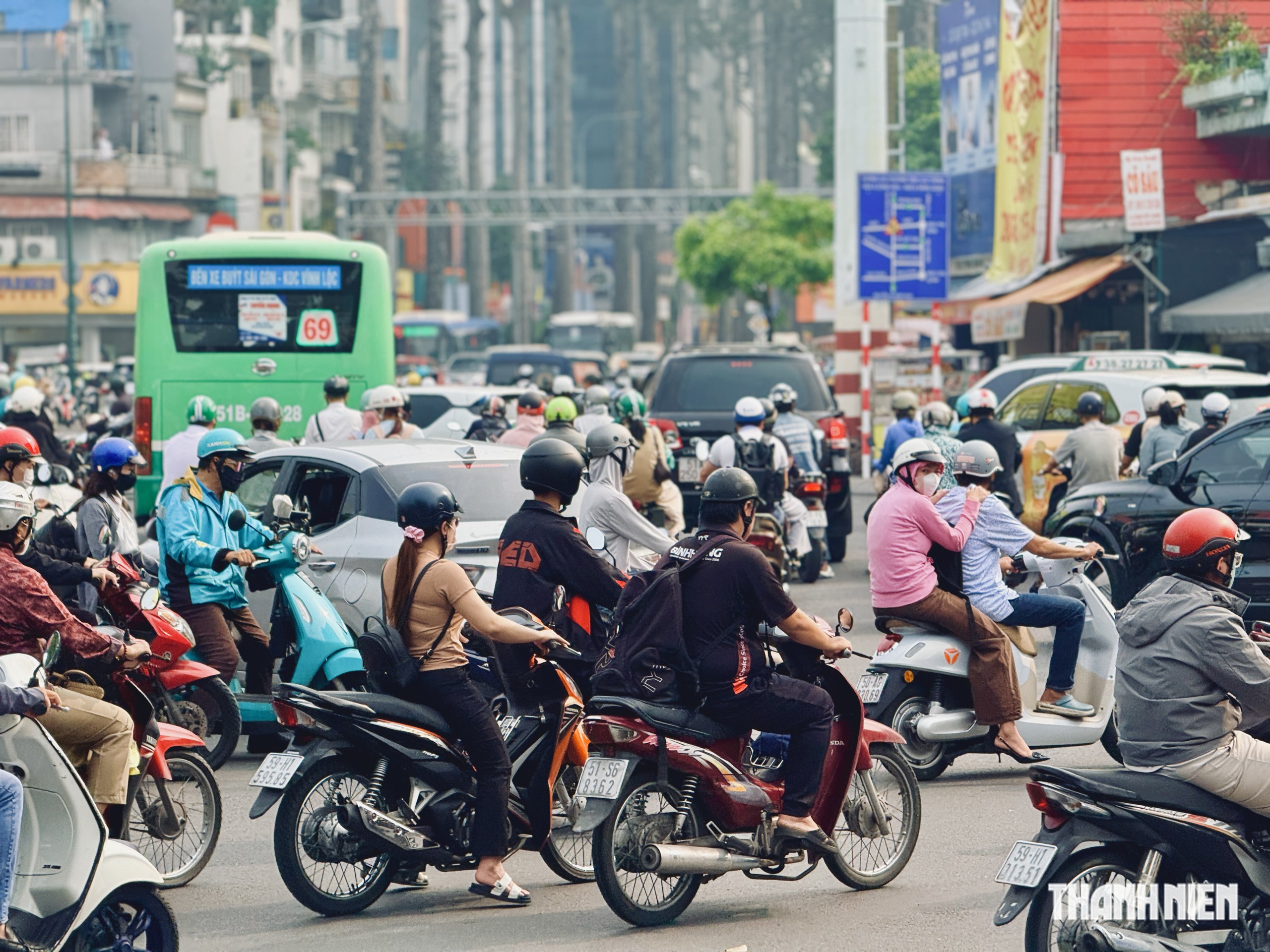 Ngày đầu vòng xoay ngã 6 Cộng Hòa lắp đèn: Xe máy được đi vẫn đứng chờ - Ảnh 7.
