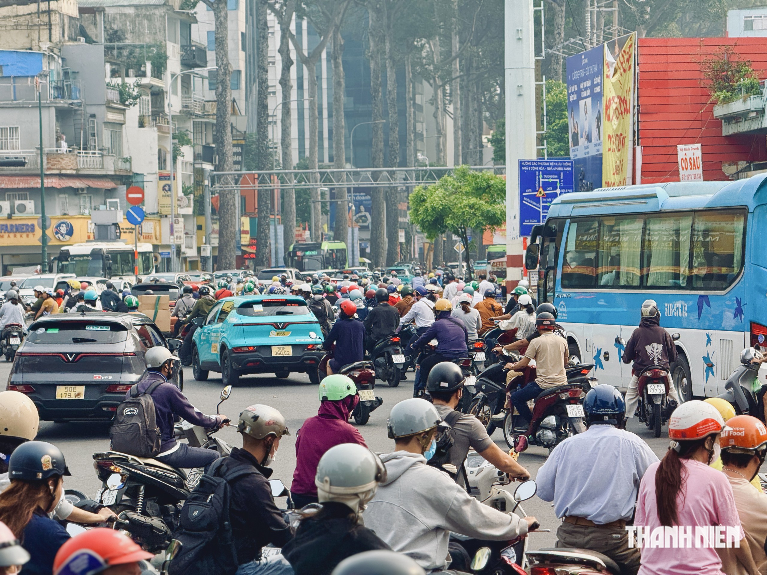 Ngày đầu vòng xoay ngã 6 Cộng Hòa lắp đèn: Xe máy được đi vẫn đứng chờ - Ảnh 1.