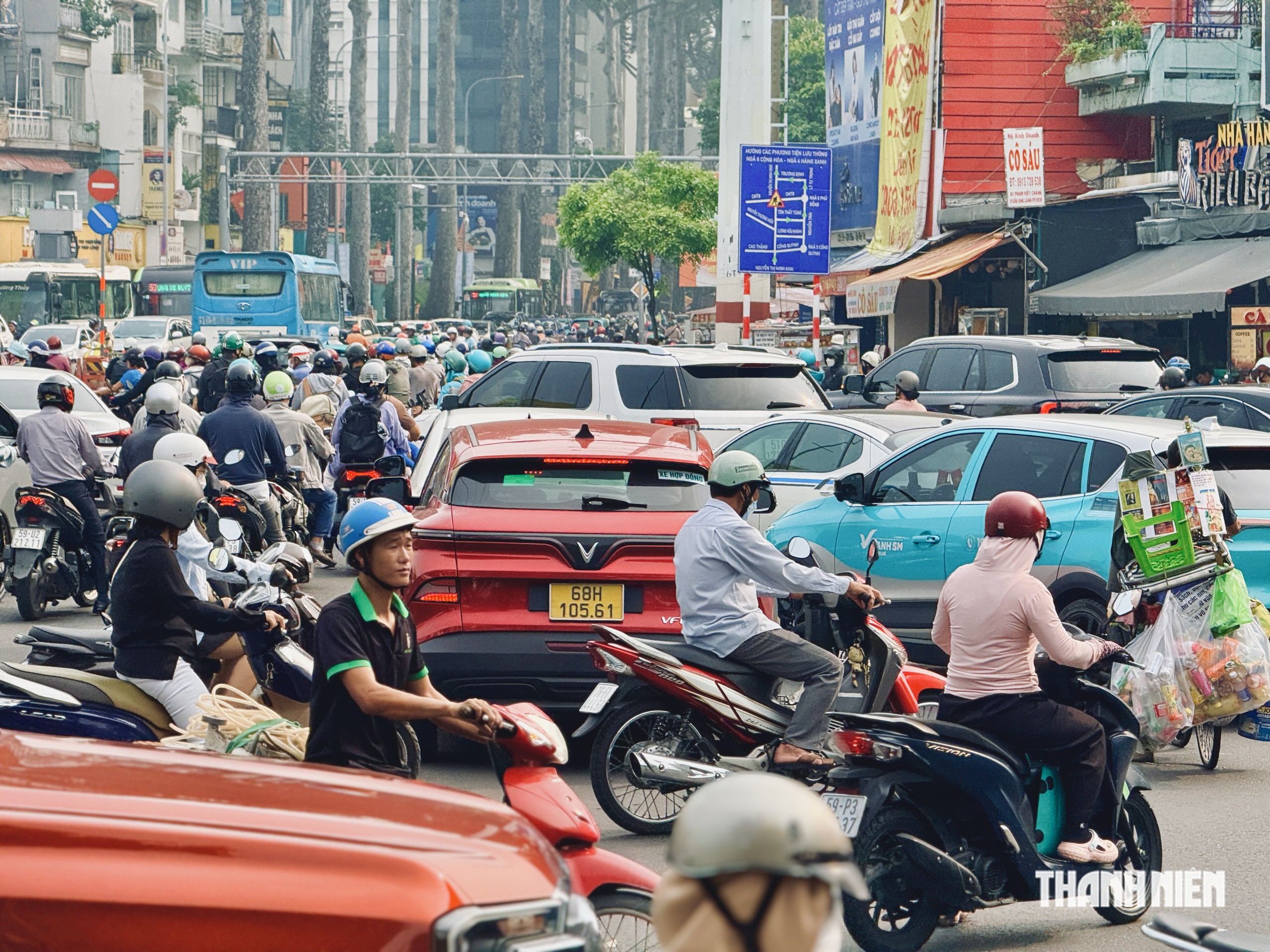 Ngày đầu vòng xoay ngã 6 Cộng Hòa lắp đèn: Xe máy được đi vẫn đứng chờ - Ảnh 5.