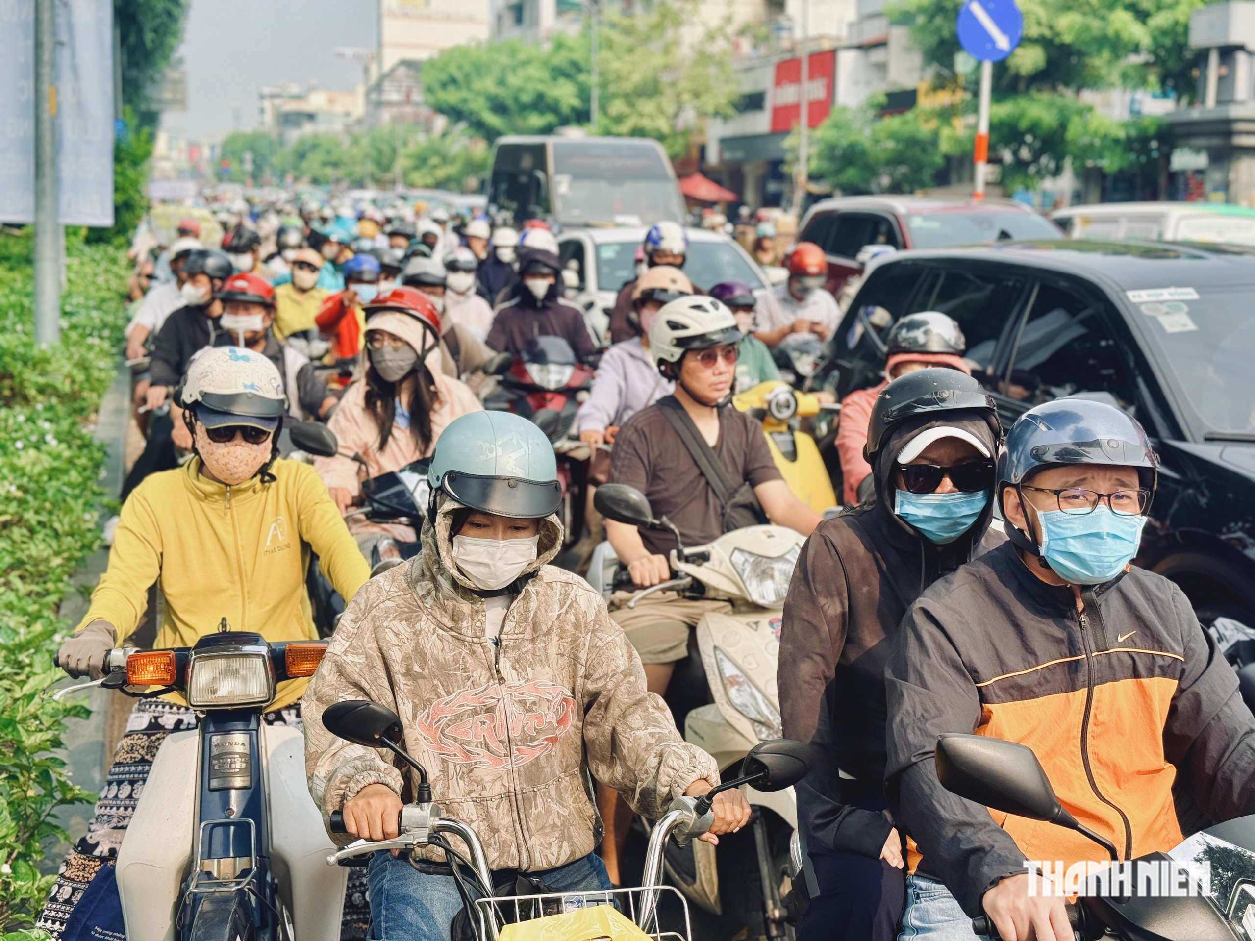 Ngày đầu vòng xoay ngã 6 Cộng Hòa lắp đèn: Xe máy được đi vẫn đứng chờ - Ảnh 8.