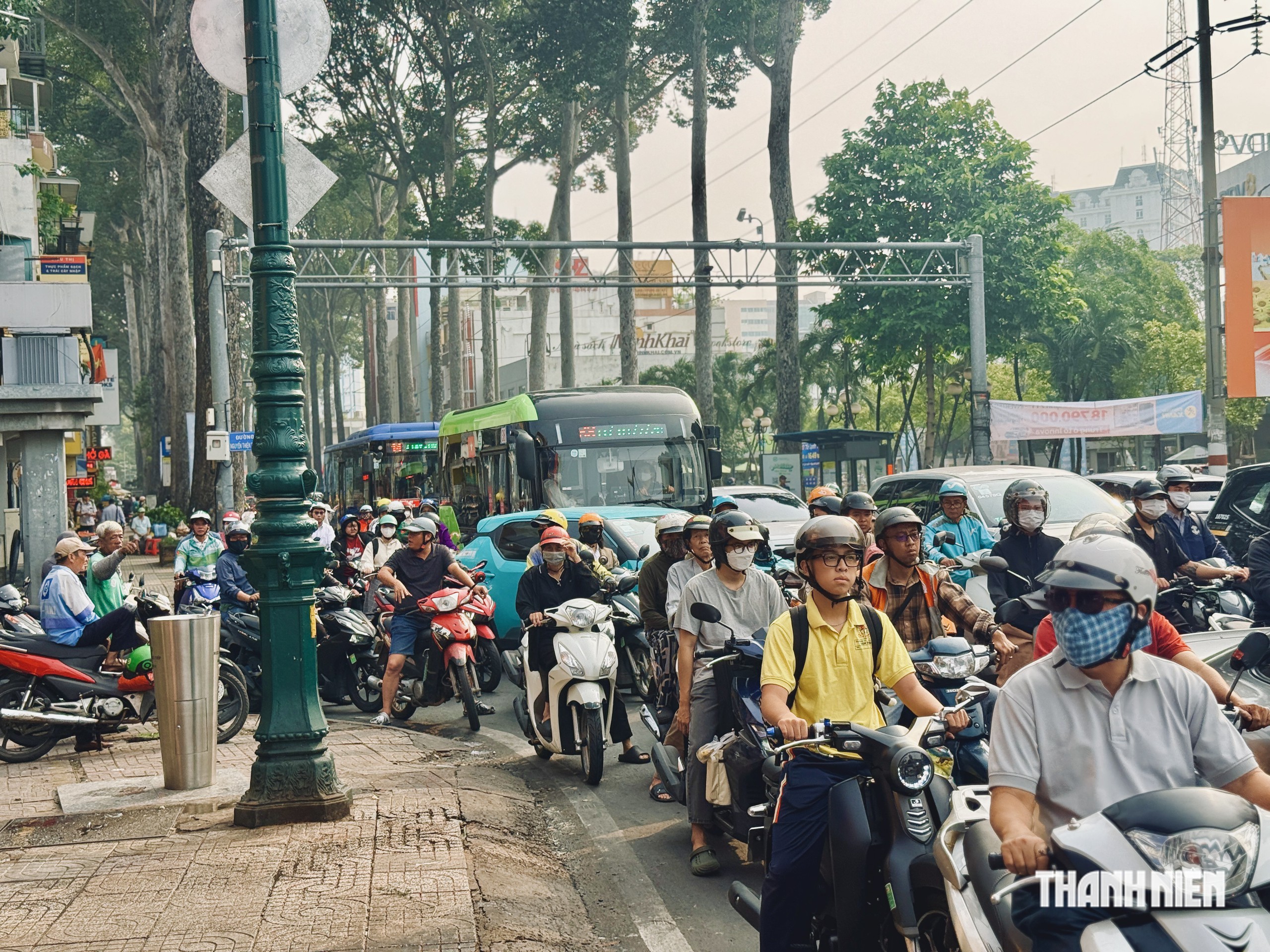 Ngày đầu vòng xoay ngã 6 Cộng Hòa lắp đèn: Xe máy được đi vẫn đứng chờ - Ảnh 3.