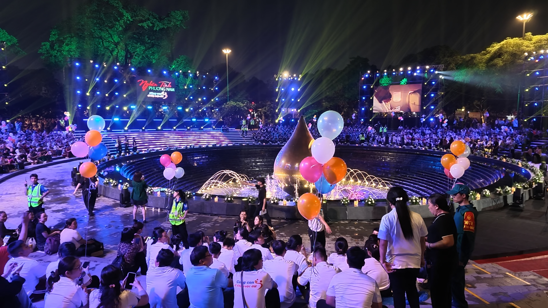 Người phụ nữ đến từ 4 giờ chiều, đội mưa chờ đêm chương trình nghệ thuật “Nghĩa tình Phương Nam - Cùng con đi tiếp cuộc đời”- Ảnh 1.