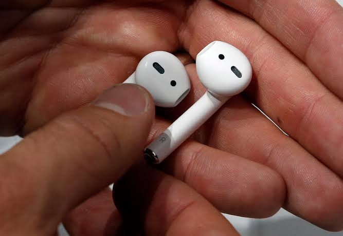 Vì sao một số người cố tình đeo AirPods ngược? - Ảnh 1.
