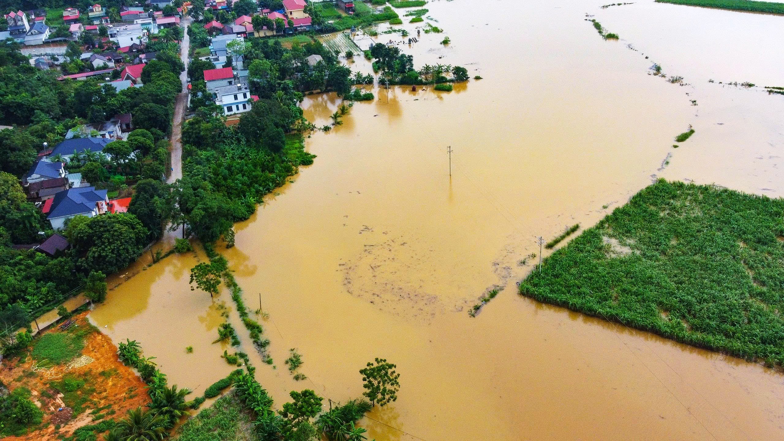 Cảnh hàng trăm nhà dân ngập dọc sông Bưởi - Ảnh 5.