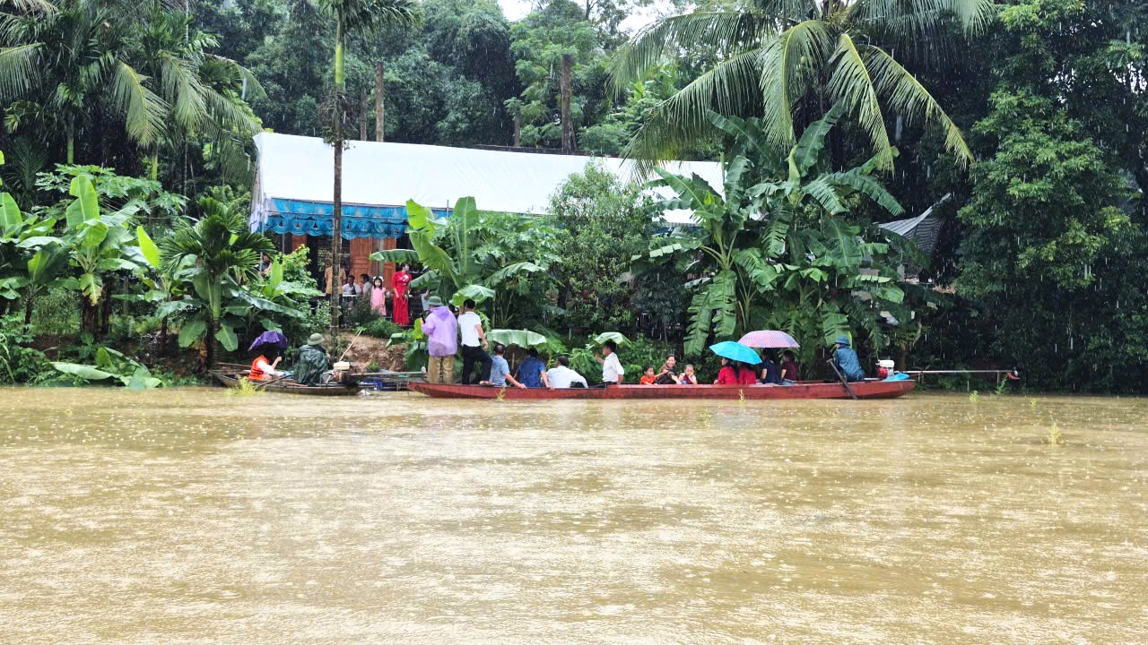 Cảnh hàng trăm nhà dân ngập dọc sông Bưởi - Ảnh 3.