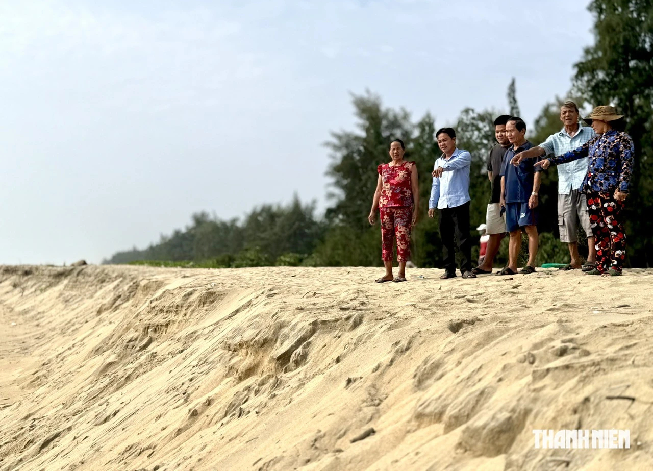 Sạt lở bờ biển Quảng Ng&atilde;i, s&oacute;ng ngoạm s&acirc;u 2 m, đe dọa h&agrave;ng trăm hộ d&acirc;n- Ảnh 3.