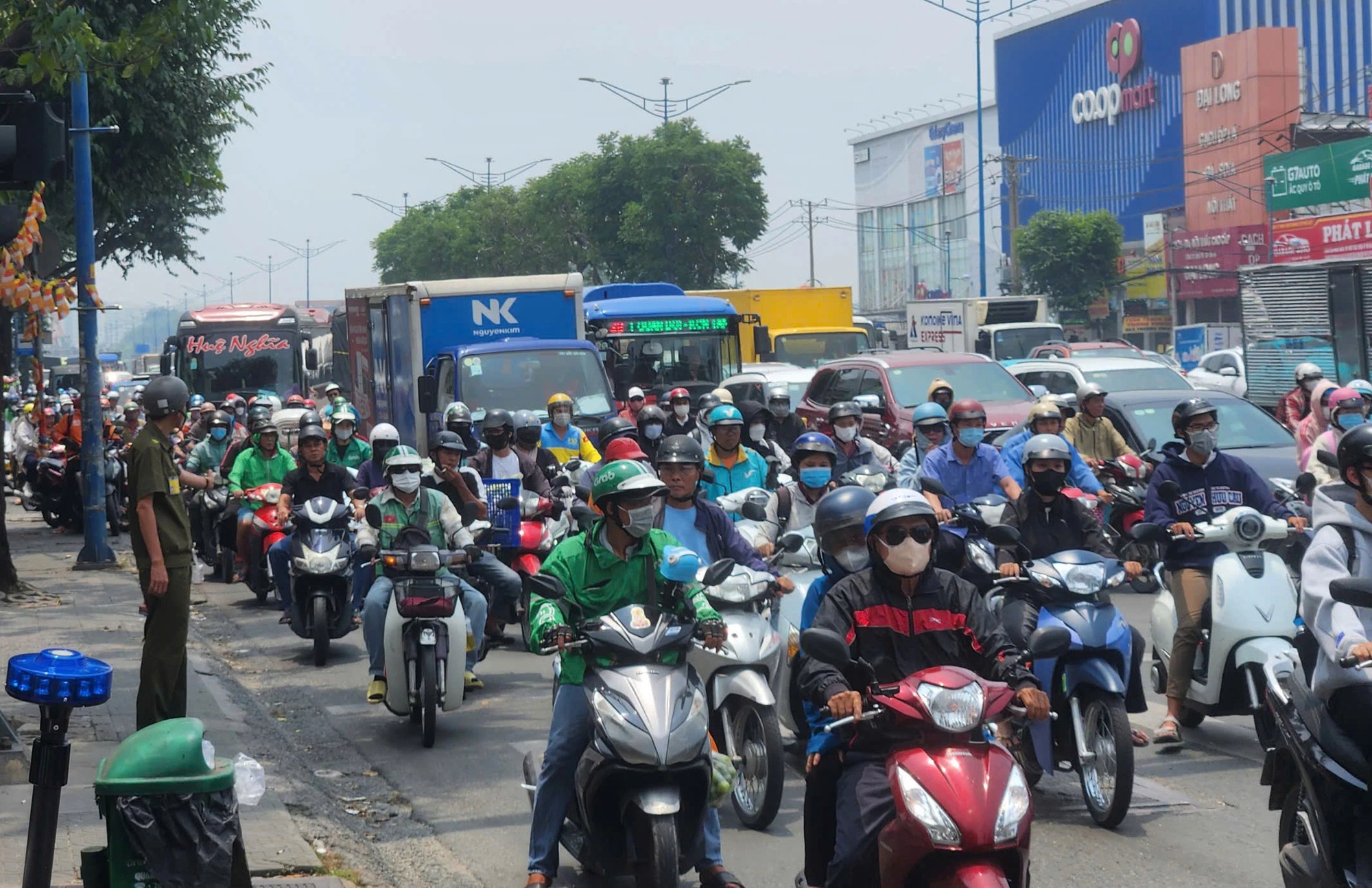 Ô tô Mercedes tông hàng loạt xe máy dừng đèn đỏ trên đường Trường Chinh - Ảnh 3.