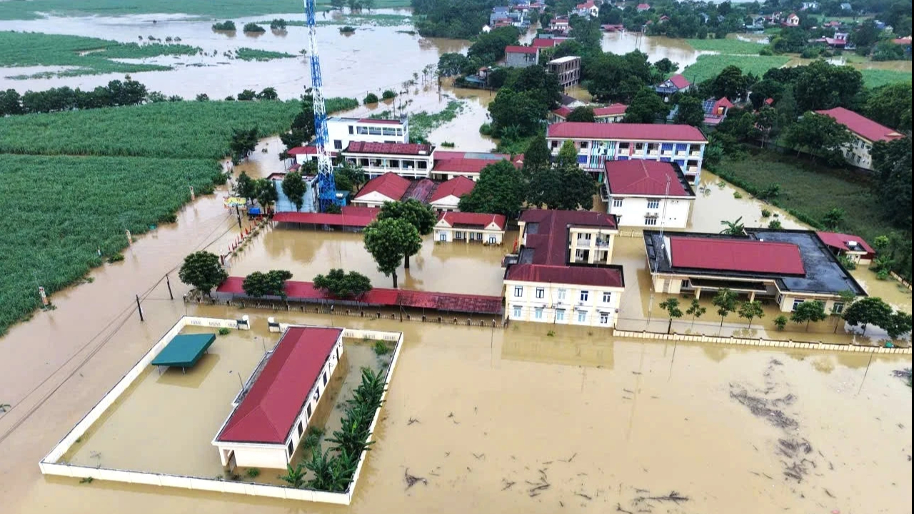 Cảnh hàng trăm nhà dân ngập dọc sông Bưởi - Ảnh 1.