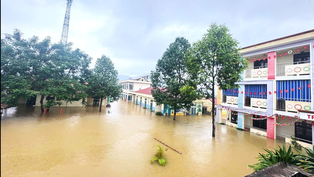 Cảnh hàng trăm nhà dân ngập dọc sông Bưởi - Ảnh 6.