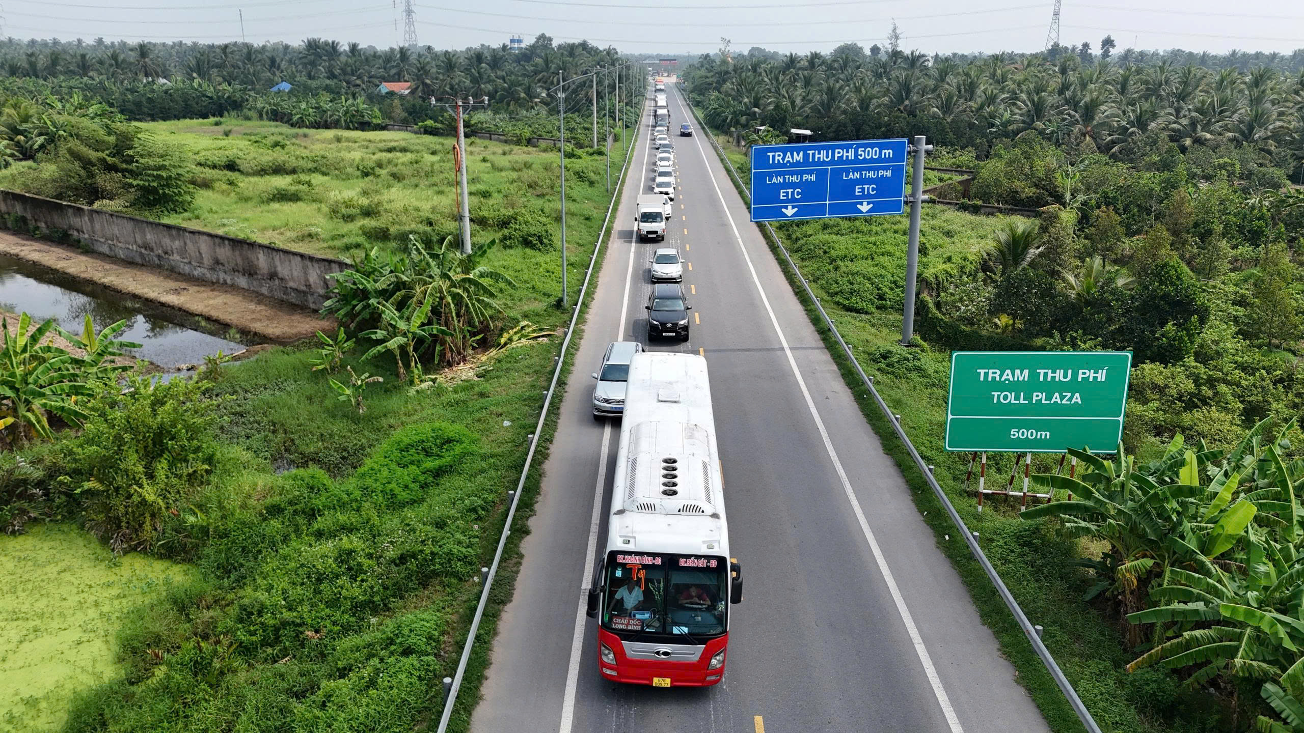 Va chạm xe tải và xe cứu thương trên cao tốc, 4 người bị thương- Ảnh 3.