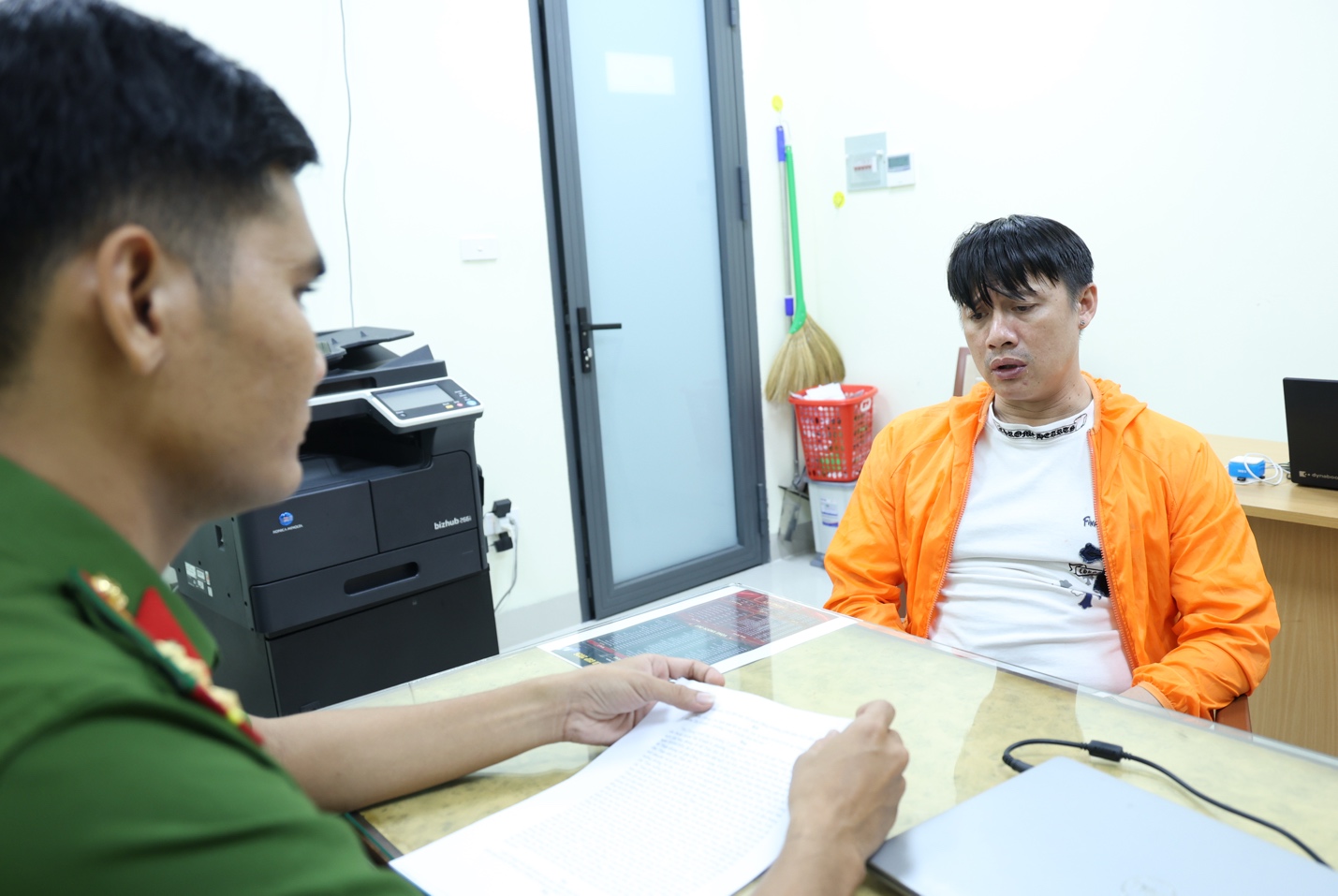 Làm quen qua mạng xã hội rồi rủ vào nhà nghỉ 'tâm sự' để cướp tài sản- Ảnh 3.