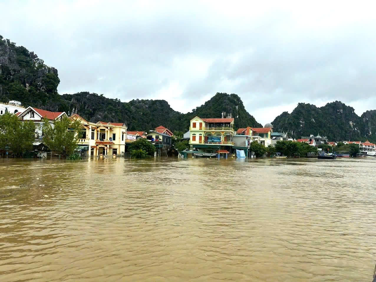 Sau 4 ng&agrave;y mưa lớn li&ecirc;n tục, h&agrave;ng ngh&igrave;n hộ d&acirc;n ngập lụt - Ảnh 2.