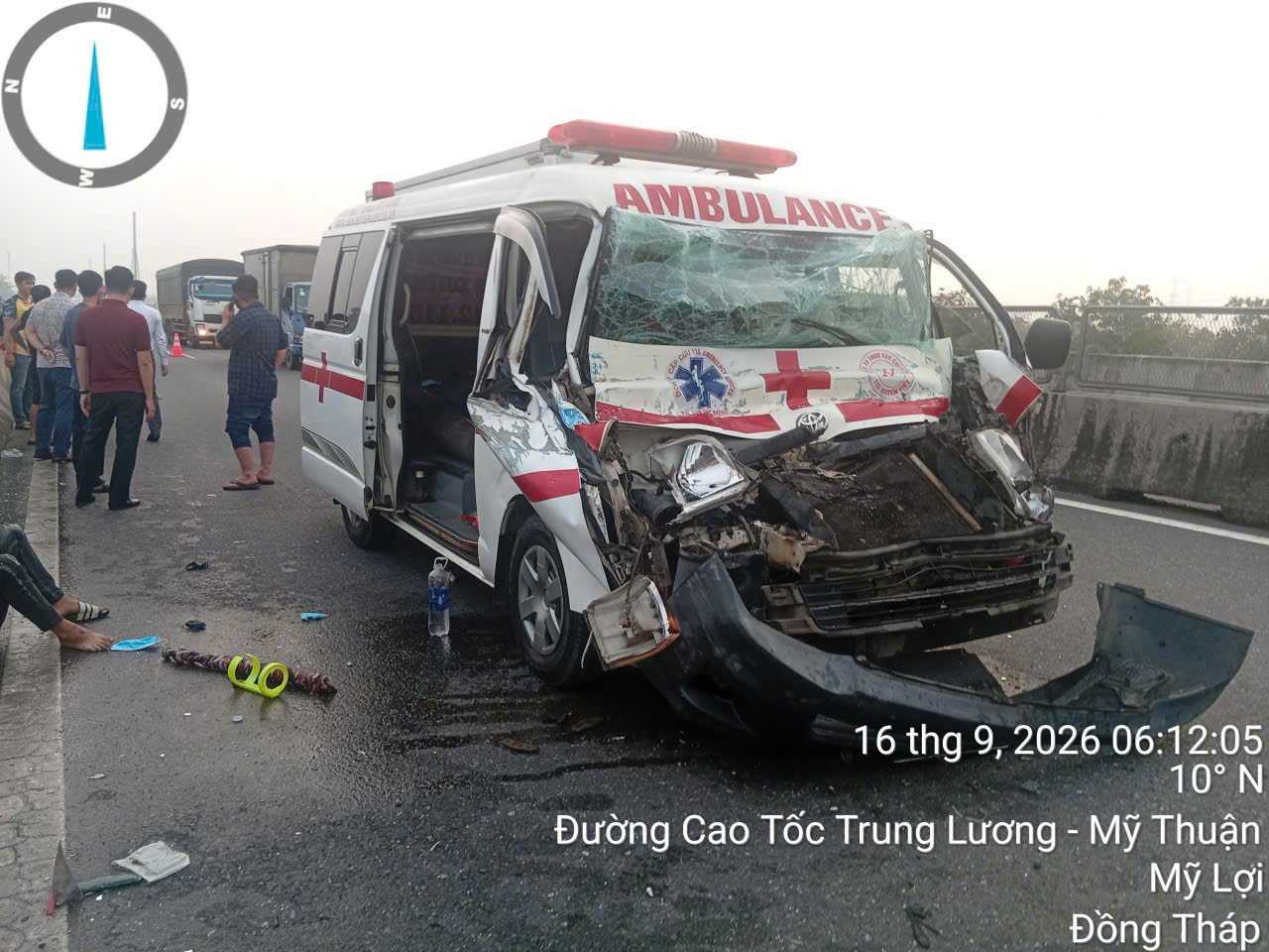 Va chạm xe tải và xe cứu thương trên cao tốc, 4 người bị thương- Ảnh 1.