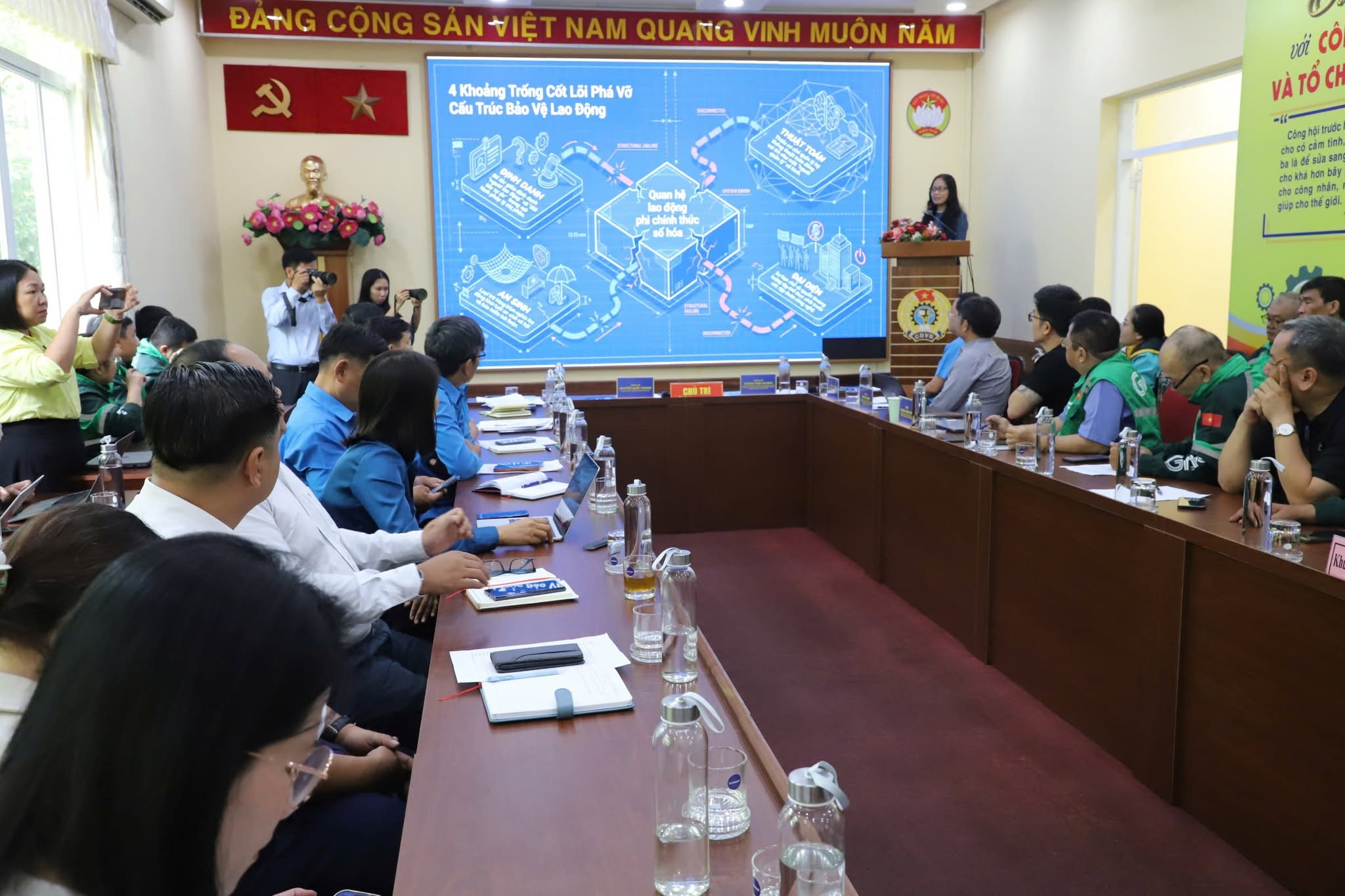 Tài xế xe công nghệ 'bào sức' kiếm 15 triệu đồng/tháng: Mong muốn lớn nhất là gì? - Ảnh 1.