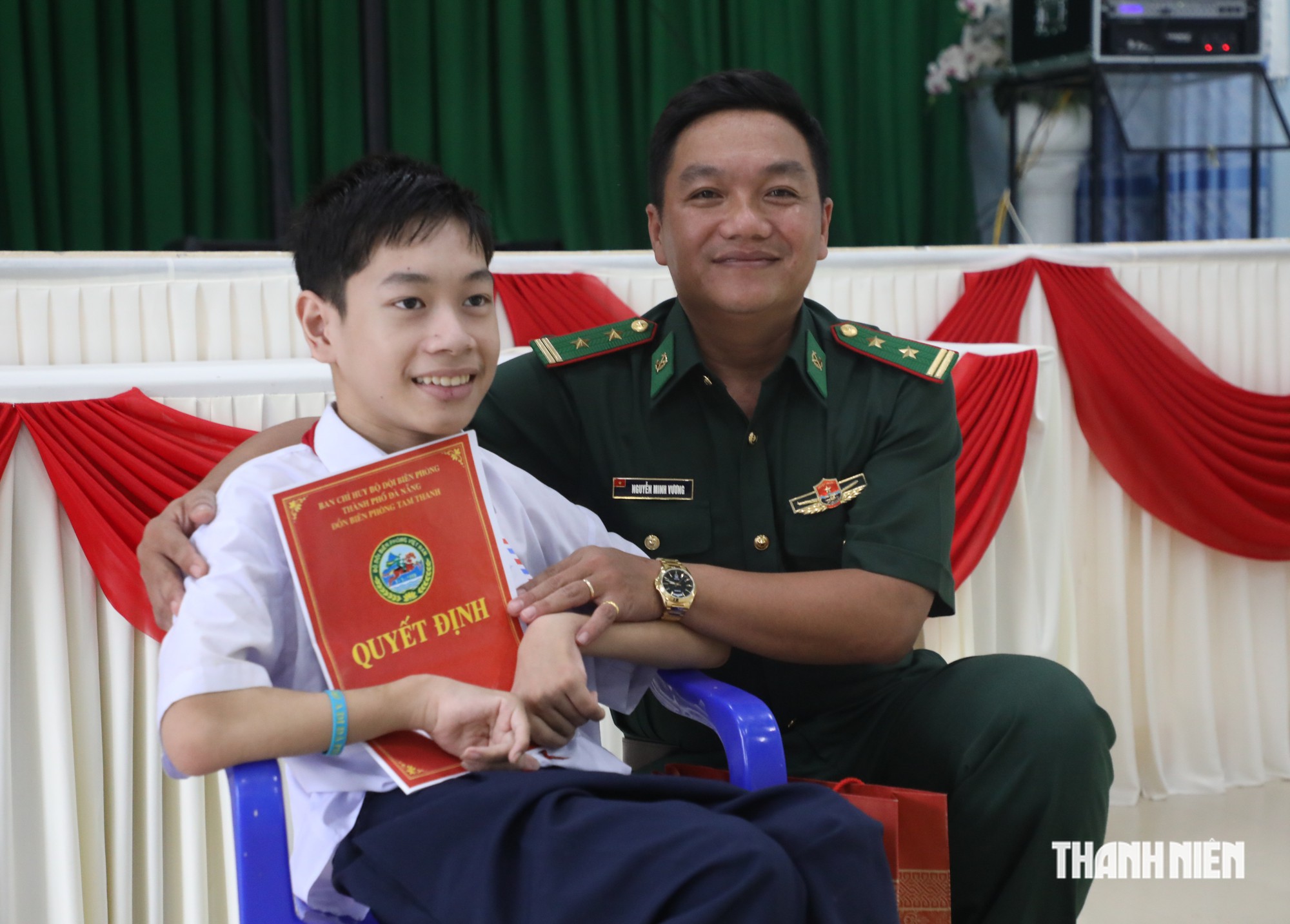 Người lính biên phòng 'nâng bước' cậu học trò khuyết tật học lực xuất sắc- Ảnh 2.