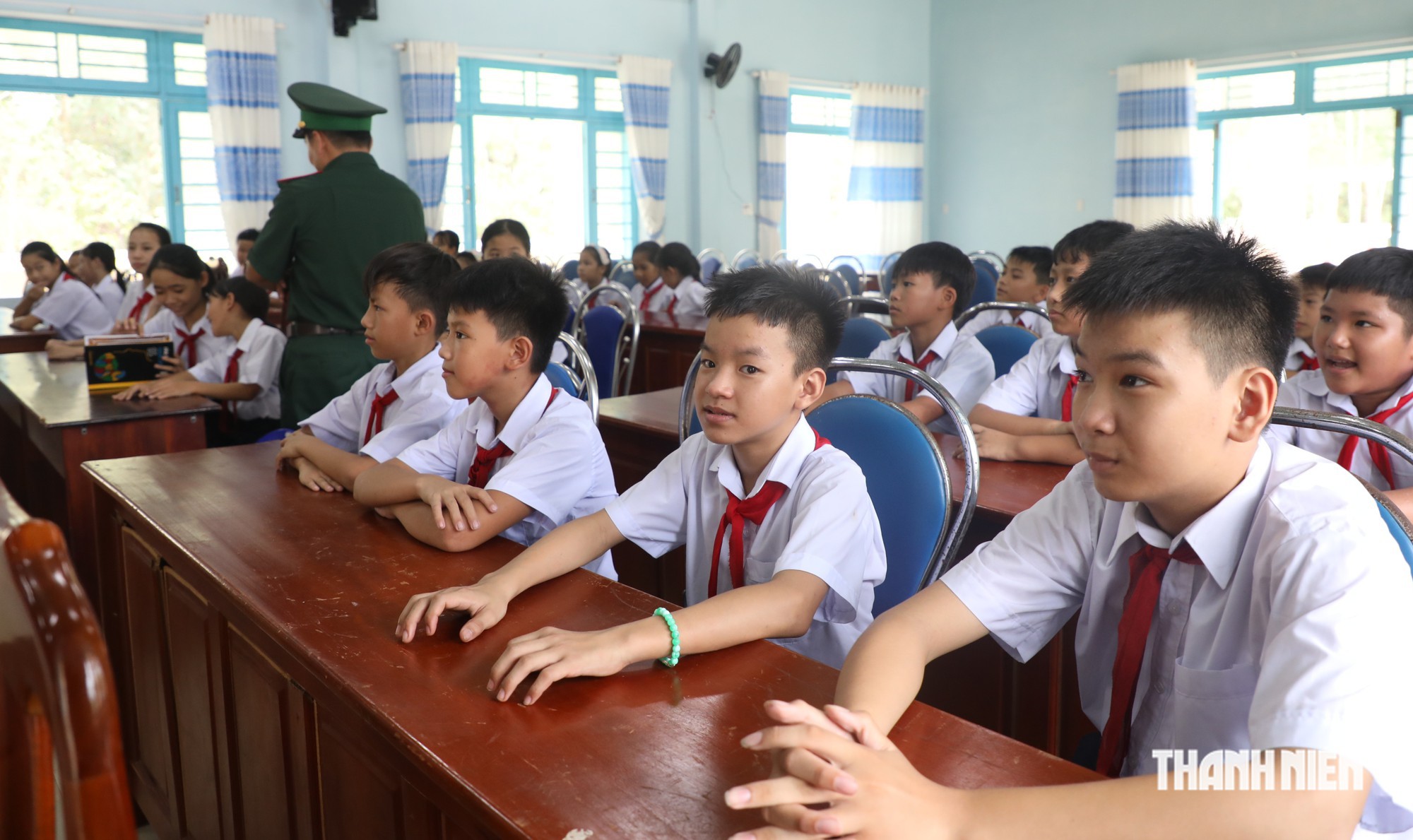 Người lính biên phòng 'nâng bước' cậu học trò khuyết tật học lực xuất sắc- Ảnh 4.