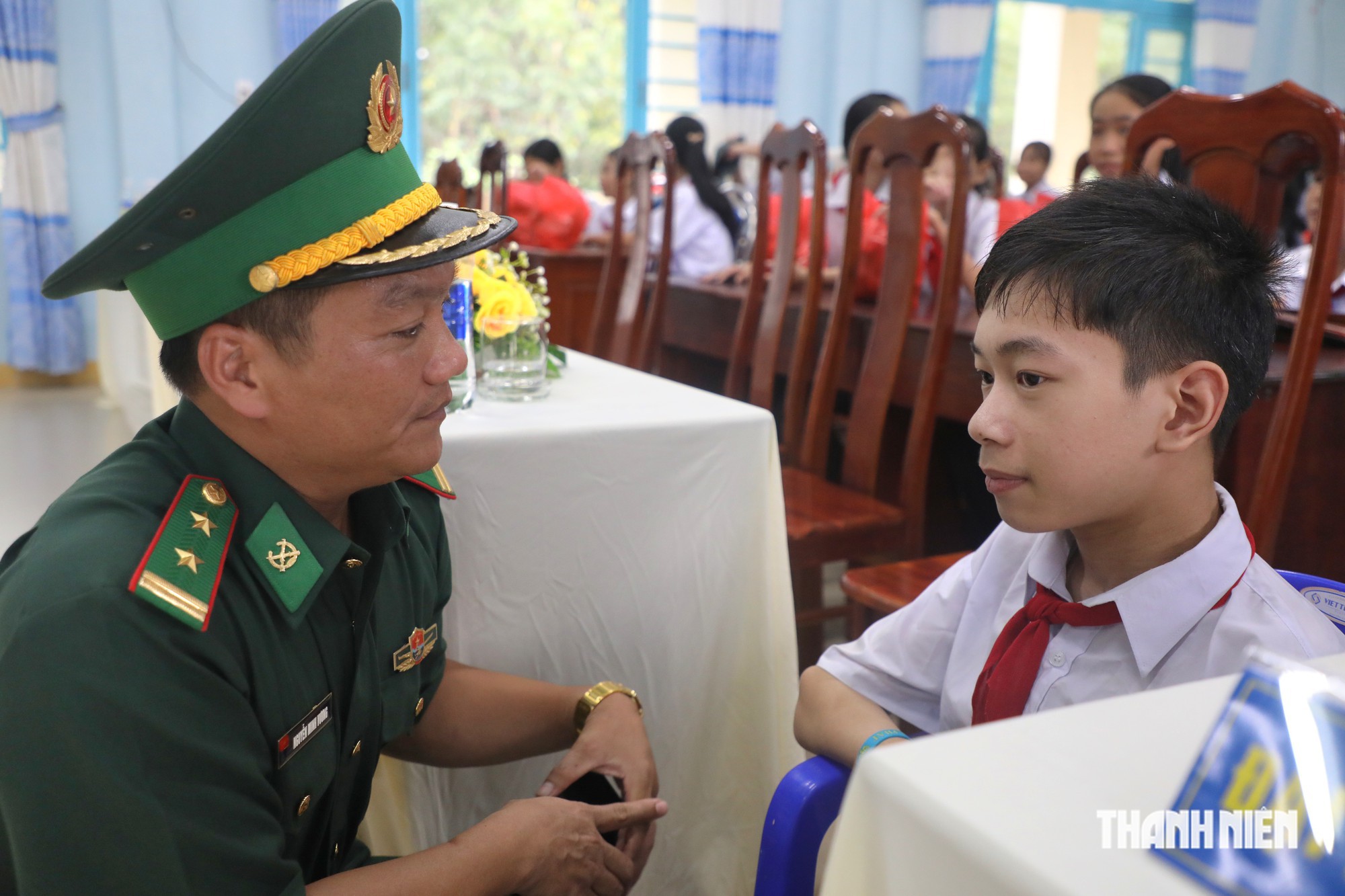 Người lính biên phòng 'nâng bước' cậu học trò khuyết tật học lực xuất sắc- Ảnh 5.
