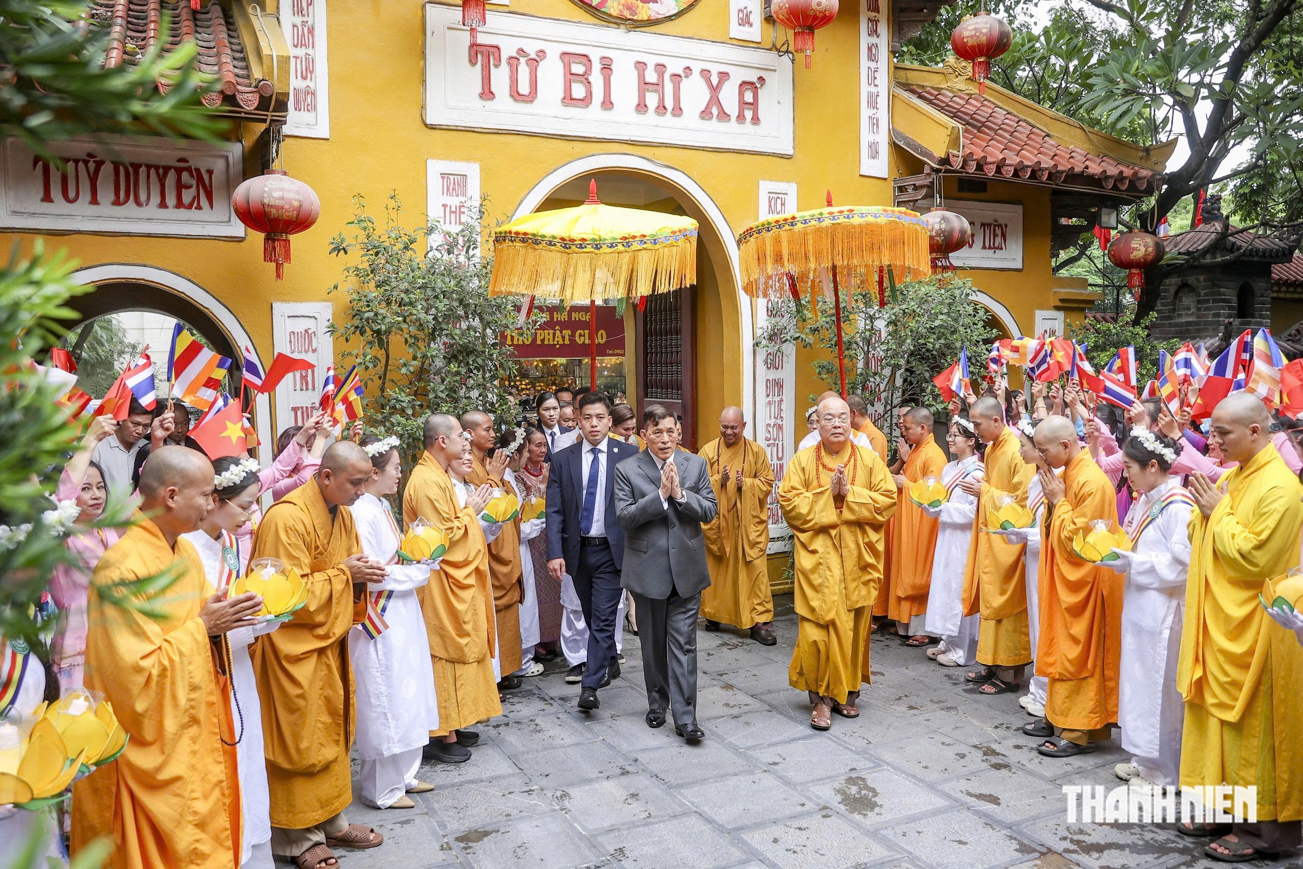 Nhà vua Thái Lan và Hoàng hậu đảnh lễ Phật tại chính điện chùa Quán Sứ- Ảnh 1.