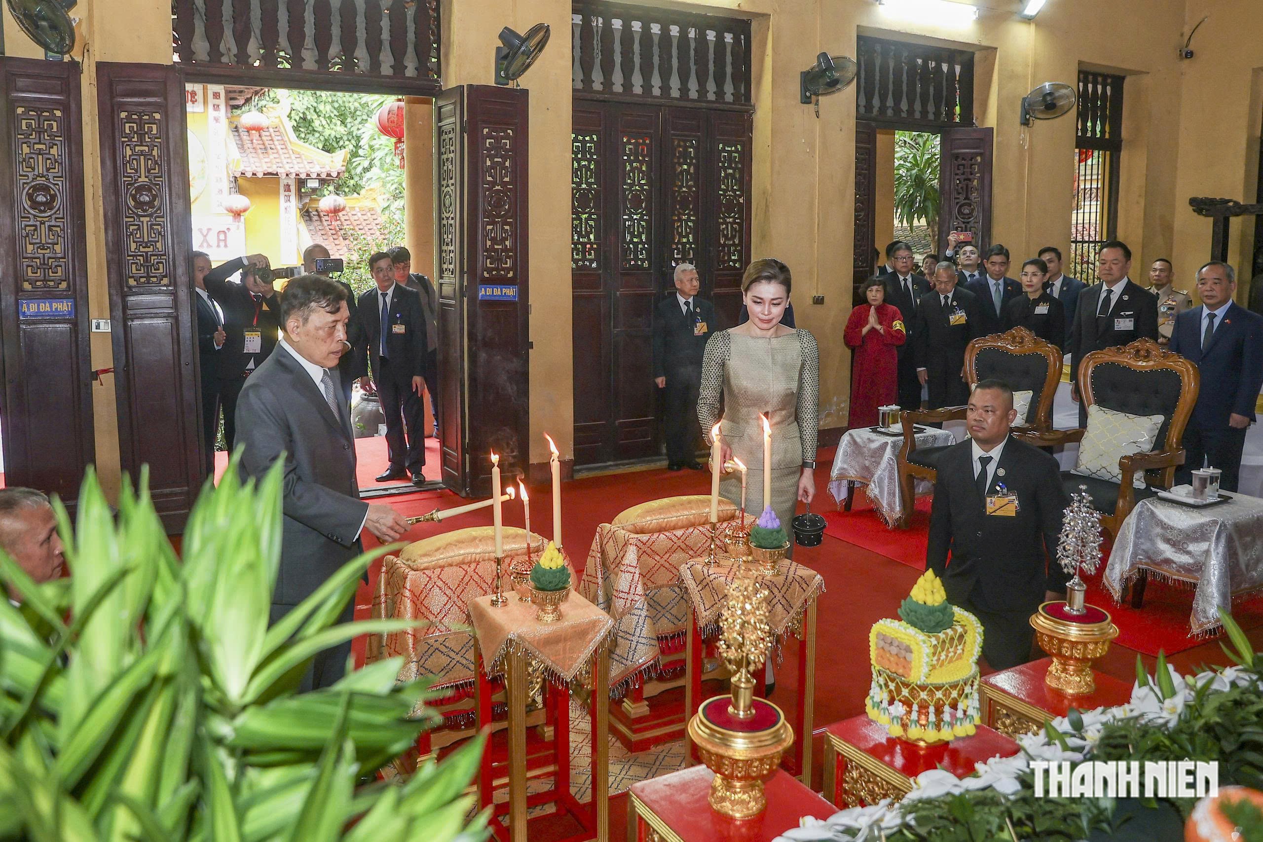Nhà vua Thái Lan và Hoàng hậu đảnh lễ Phật tại chính điện chùa Quán Sứ- Ảnh 2.