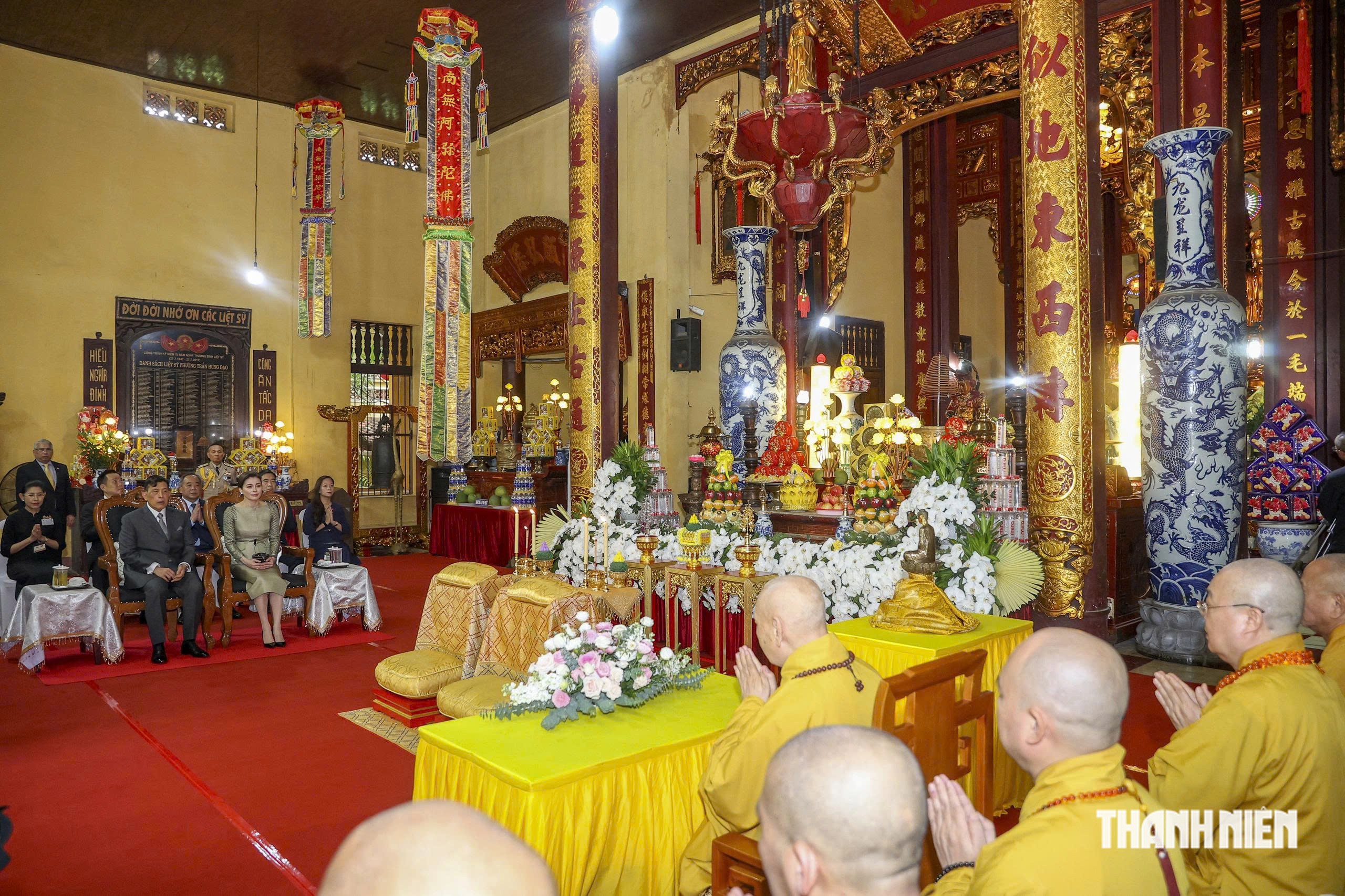 Nhà vua Thái Lan và Hoàng hậu đảnh lễ Phật tại chính điện chùa Quán Sứ- Ảnh 4.