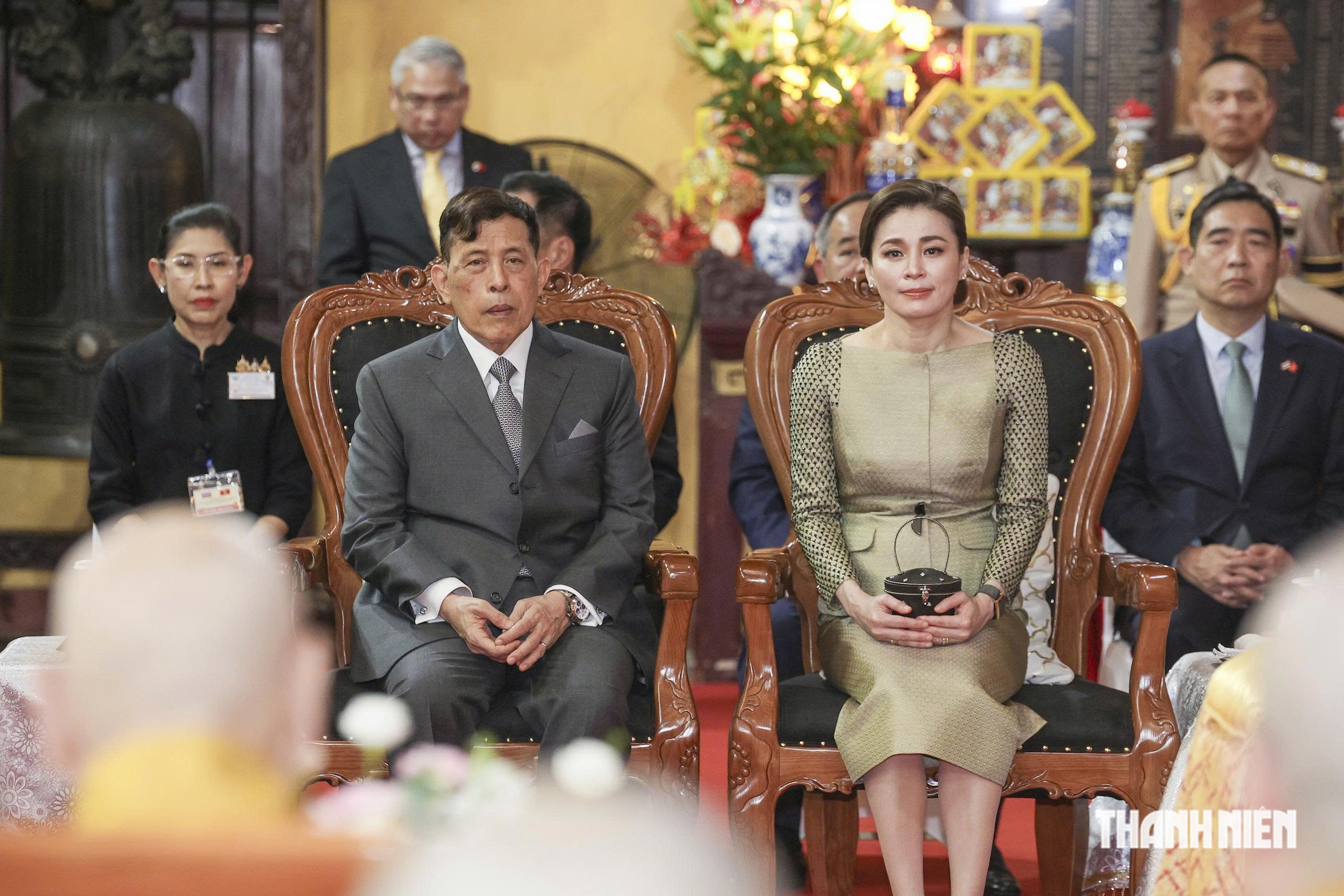 Nhà vua Thái Lan và Hoàng hậu đảnh lễ Phật tại chính điện chùa Quán Sứ- Ảnh 5.