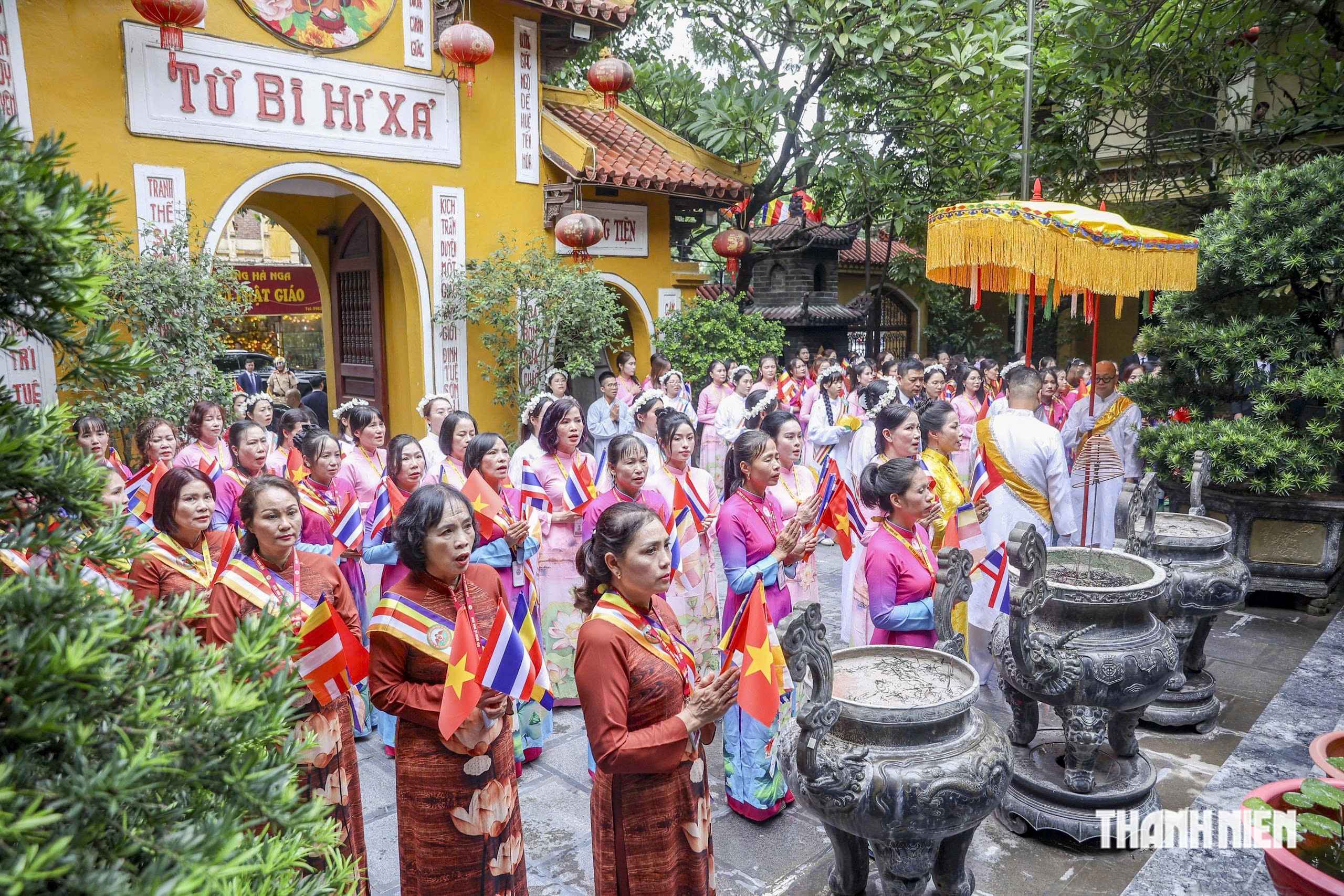 Nhà vua Thái Lan và Hoàng hậu đảnh lễ Phật tại chính điện chùa Quán Sứ- Ảnh 7.
