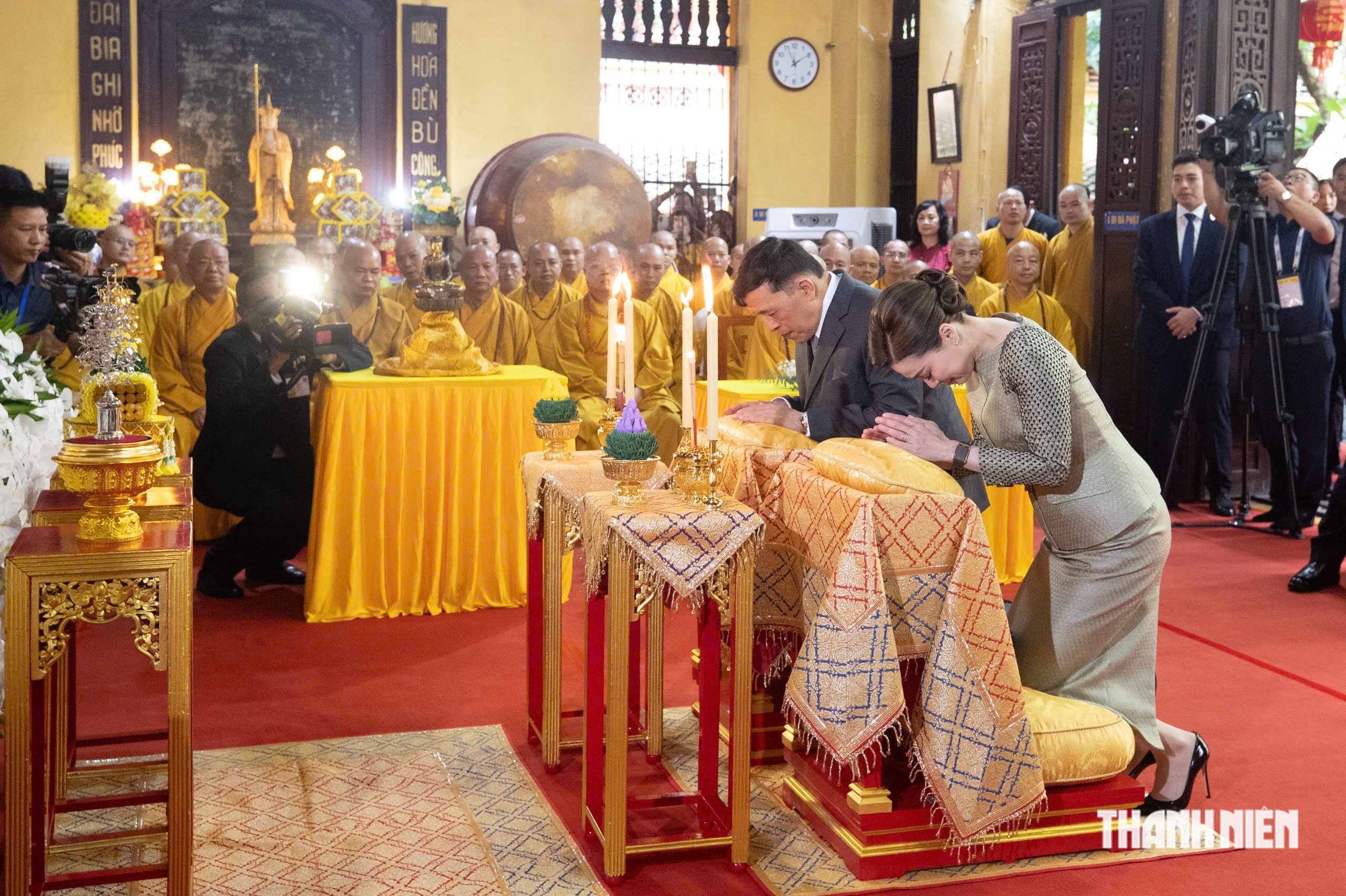 Nhà vua Thái Lan và Hoàng hậu đảnh lễ Phật tại chính điện chùa Quán Sứ- Ảnh 3.