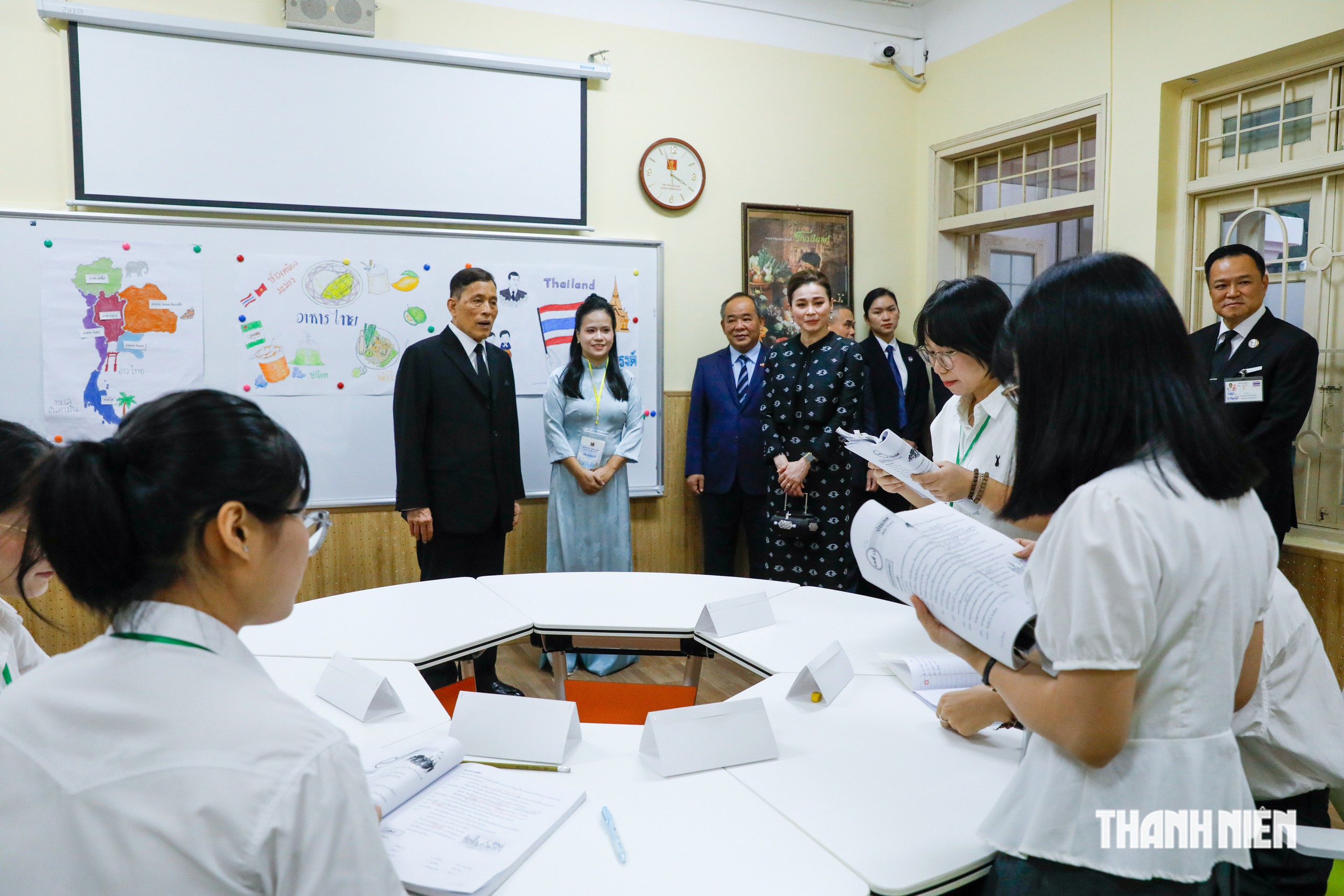 Nh&agrave; vua Th&aacute;i Lan thăm, gặp gỡ giảng vi&ecirc;n, sinh vi&ecirc;n Trường đại học H&agrave; Nội- Ảnh 8.