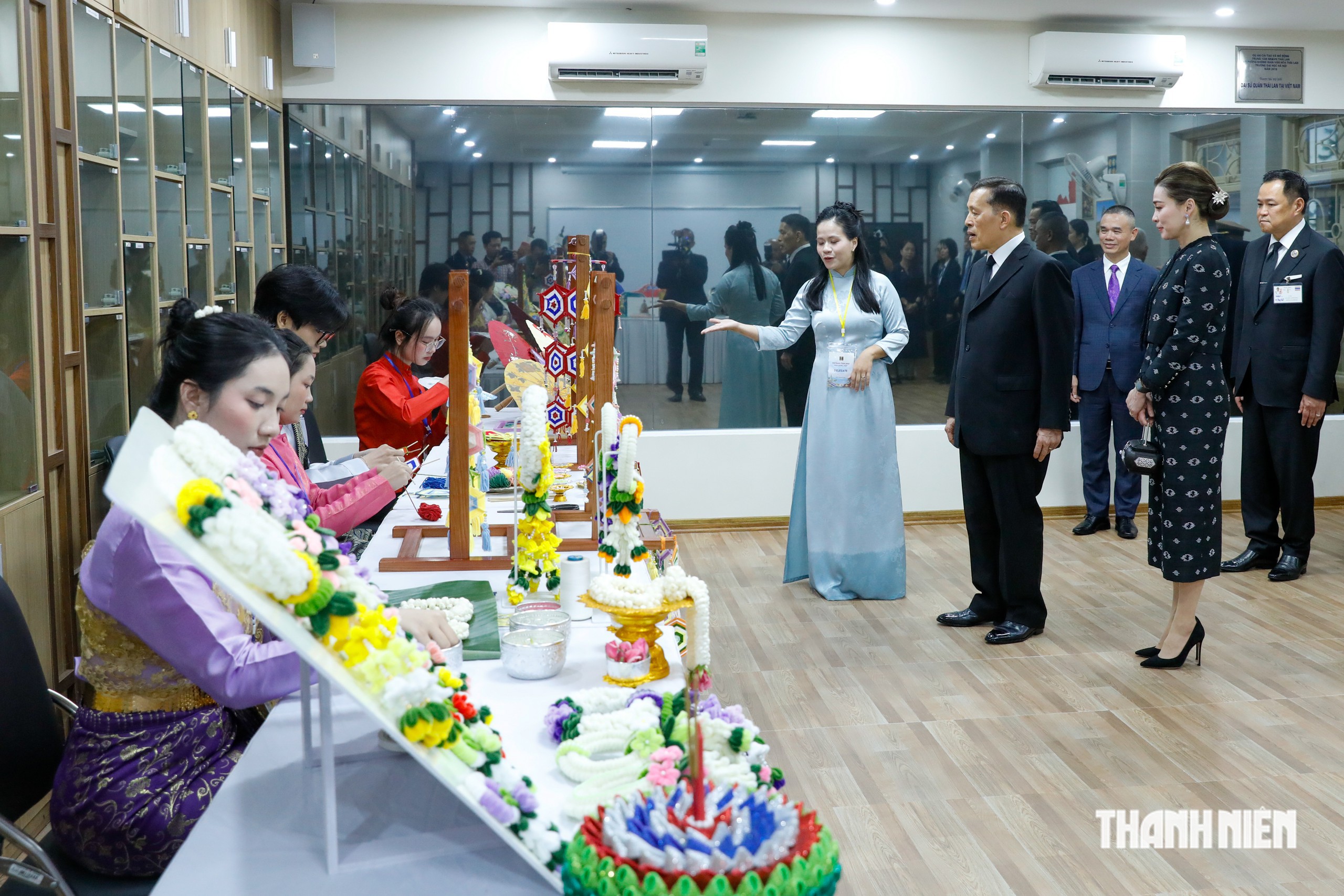 Nh&agrave; vua Th&aacute;i Lan thăm, gặp gỡ giảng vi&ecirc;n, sinh vi&ecirc;n Trường đại học H&agrave; Nội- Ảnh 2.