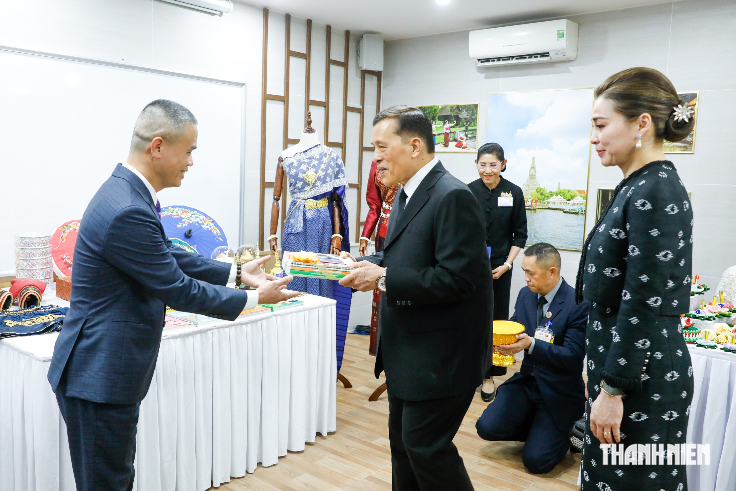 Nh&agrave; vua Th&aacute;i Lan thăm, gặp gỡ giảng vi&ecirc;n, sinh vi&ecirc;n Trường đại học H&agrave; Nội- Ảnh 3.